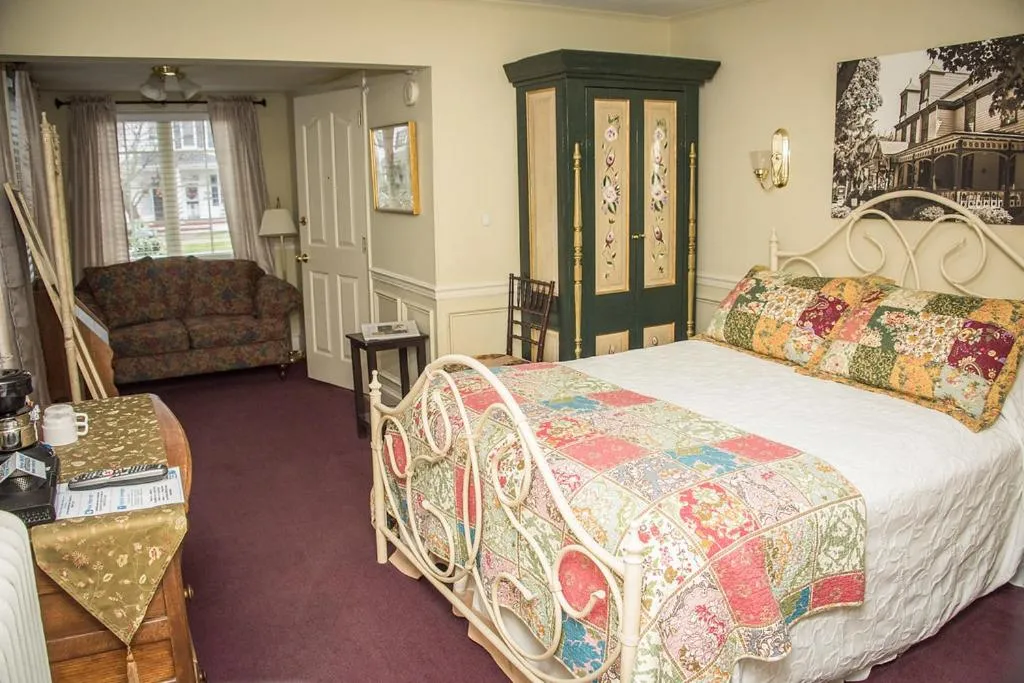 Bed in Vandiver Inn