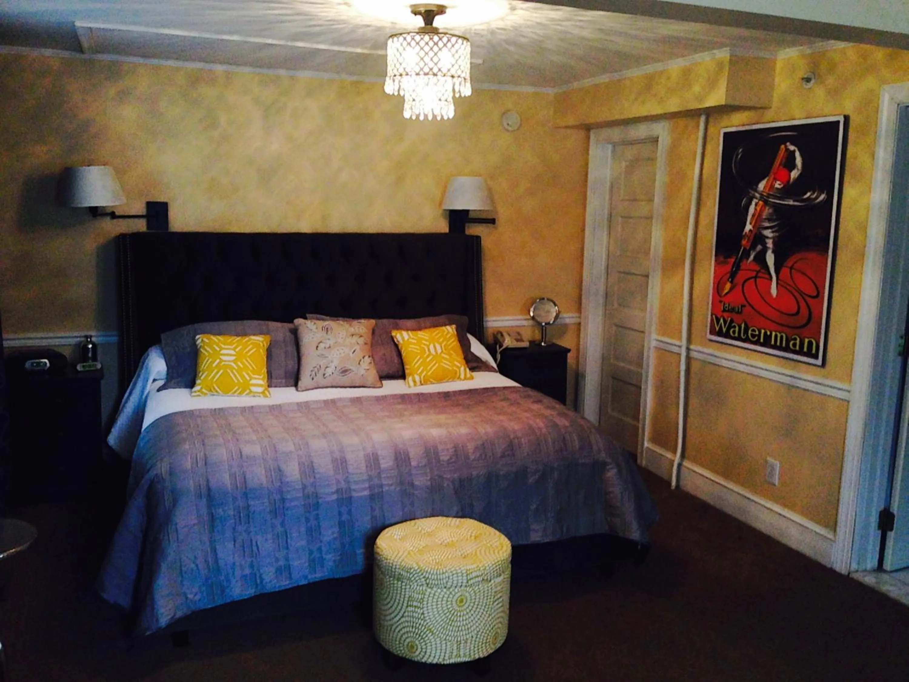 Bed in Vandiver Inn