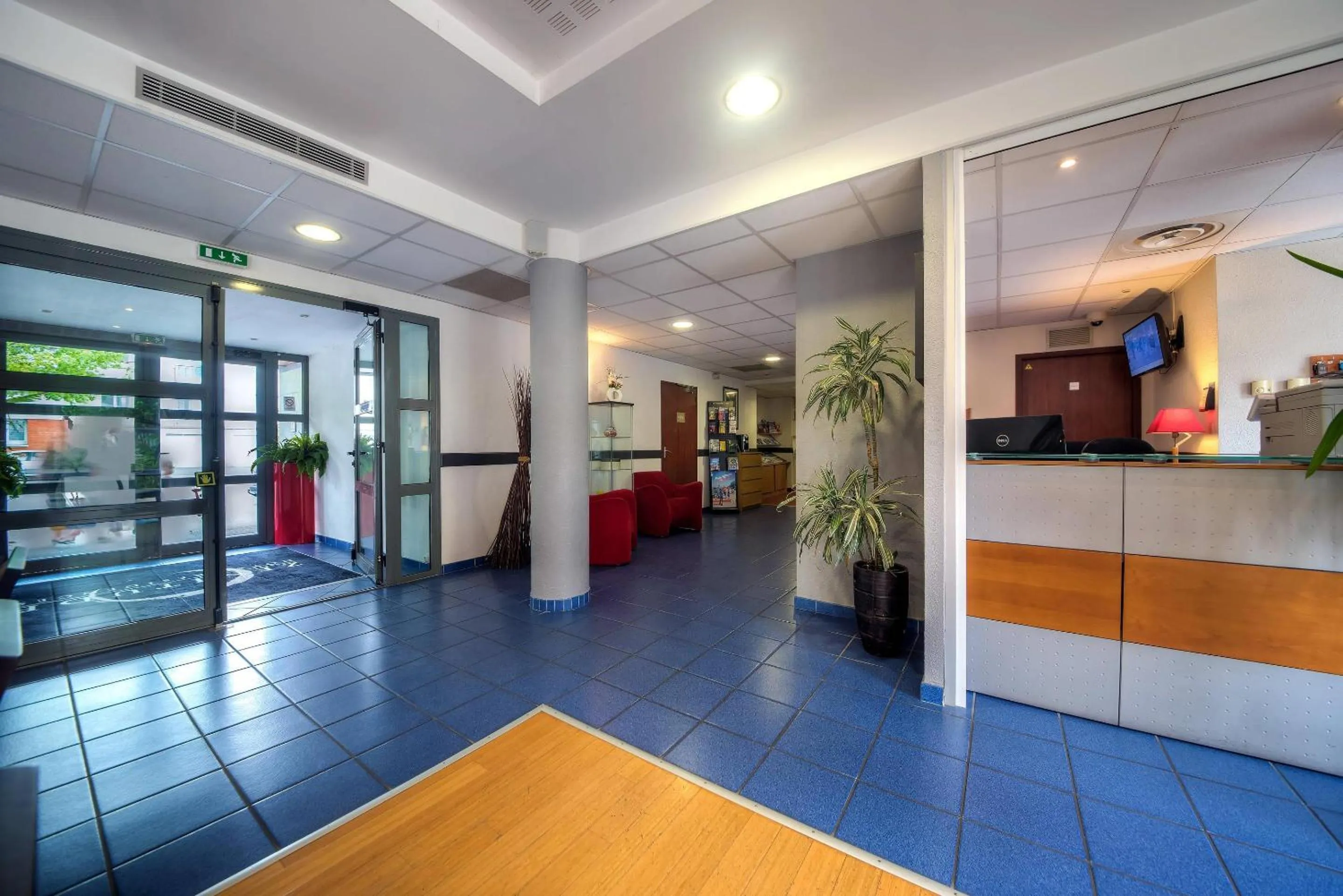 Lobby or reception in Comfort Aparthotel Saint-Nazaire Les Portes de l Ocean