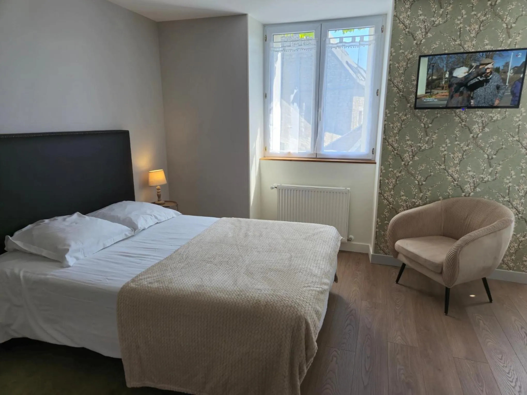 Bedroom, Bed in Le Beaugency