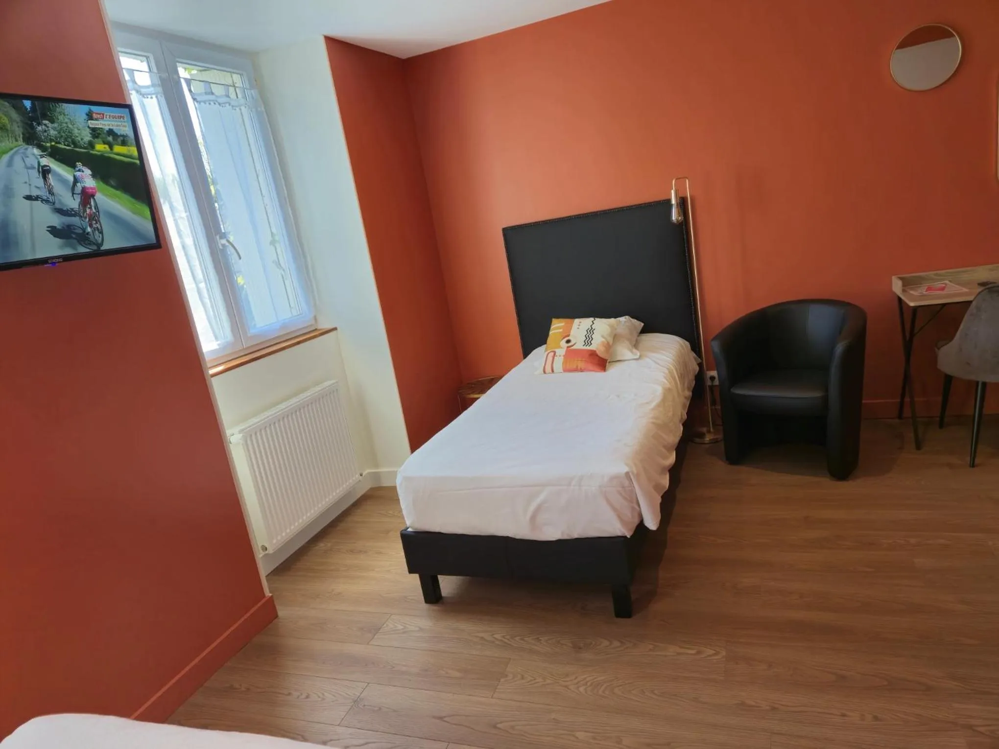 Bathroom, Bed in Le Beaugency