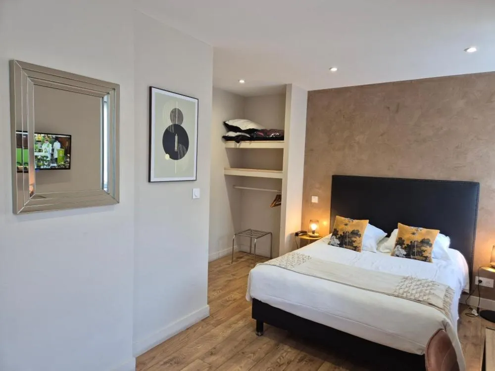 Bedroom, Bed in Le Beaugency