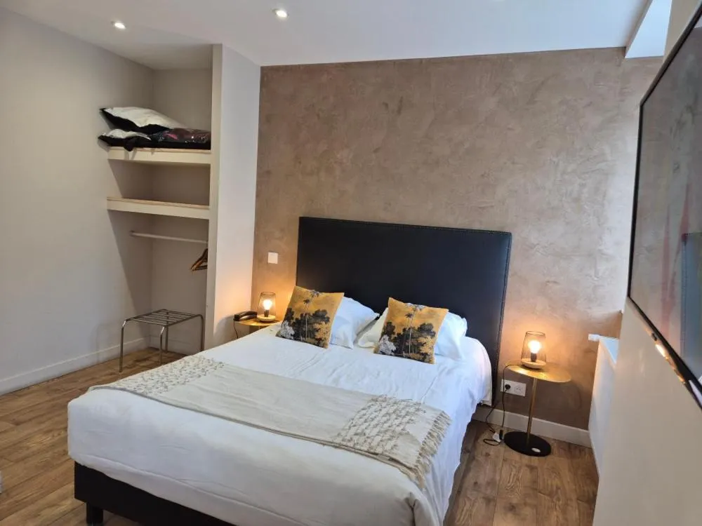 Bedroom, Bed in Le Beaugency