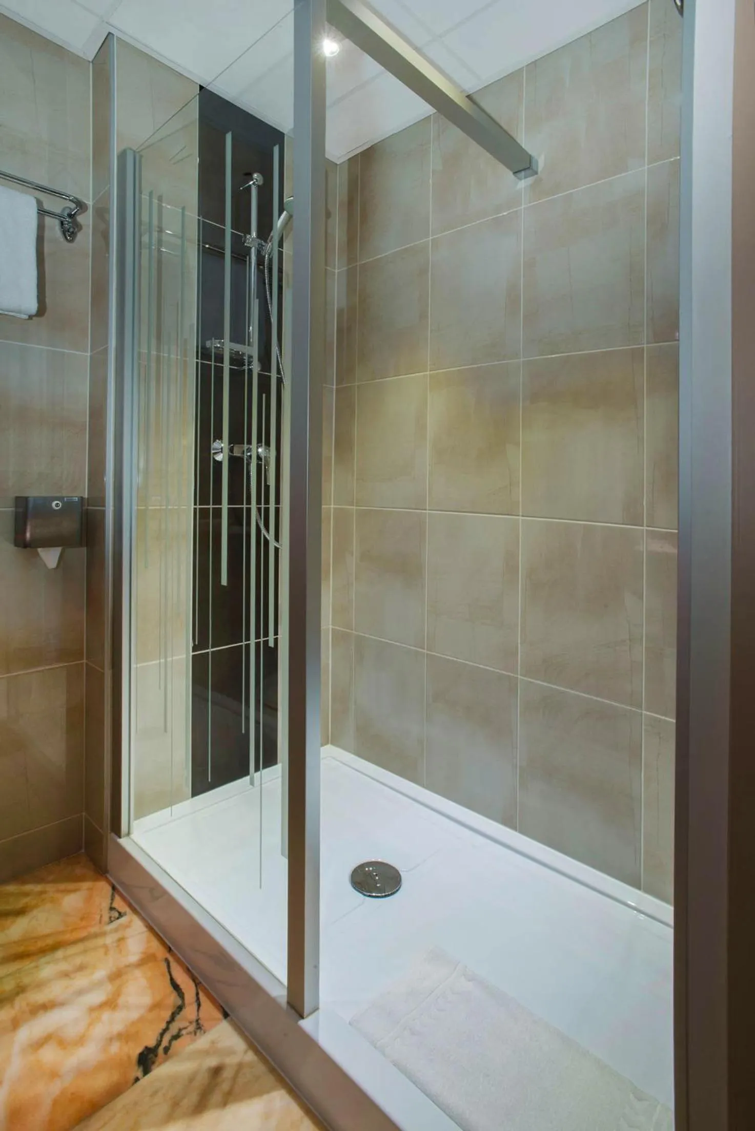 Shower in Brit Hotel Tours Sud – Le Cheops