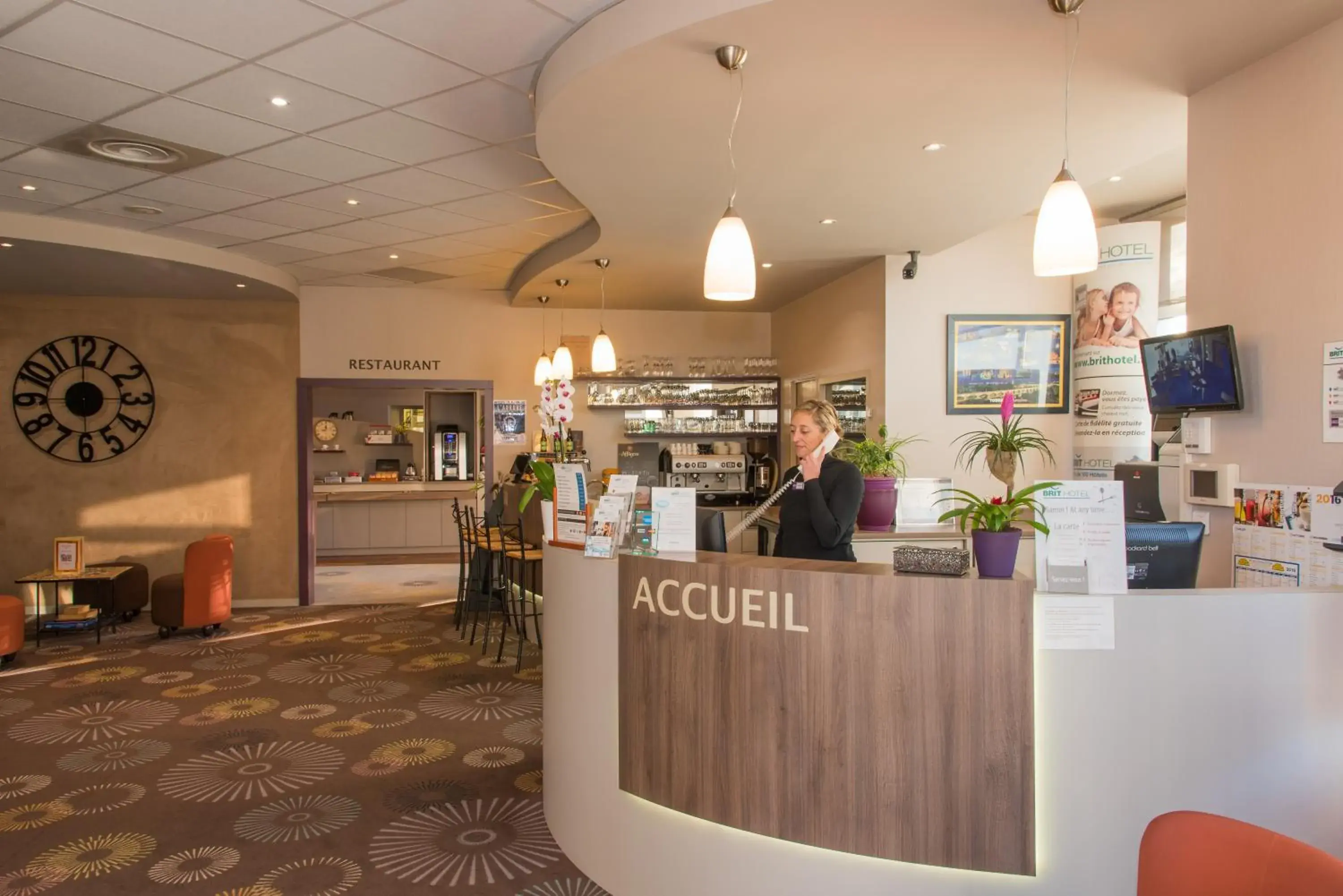 Lobby or reception in Brit Hotel Tours Sud – Le Cheops Lobby or reception in Brit Hotel Tours Sud – Le Cheops