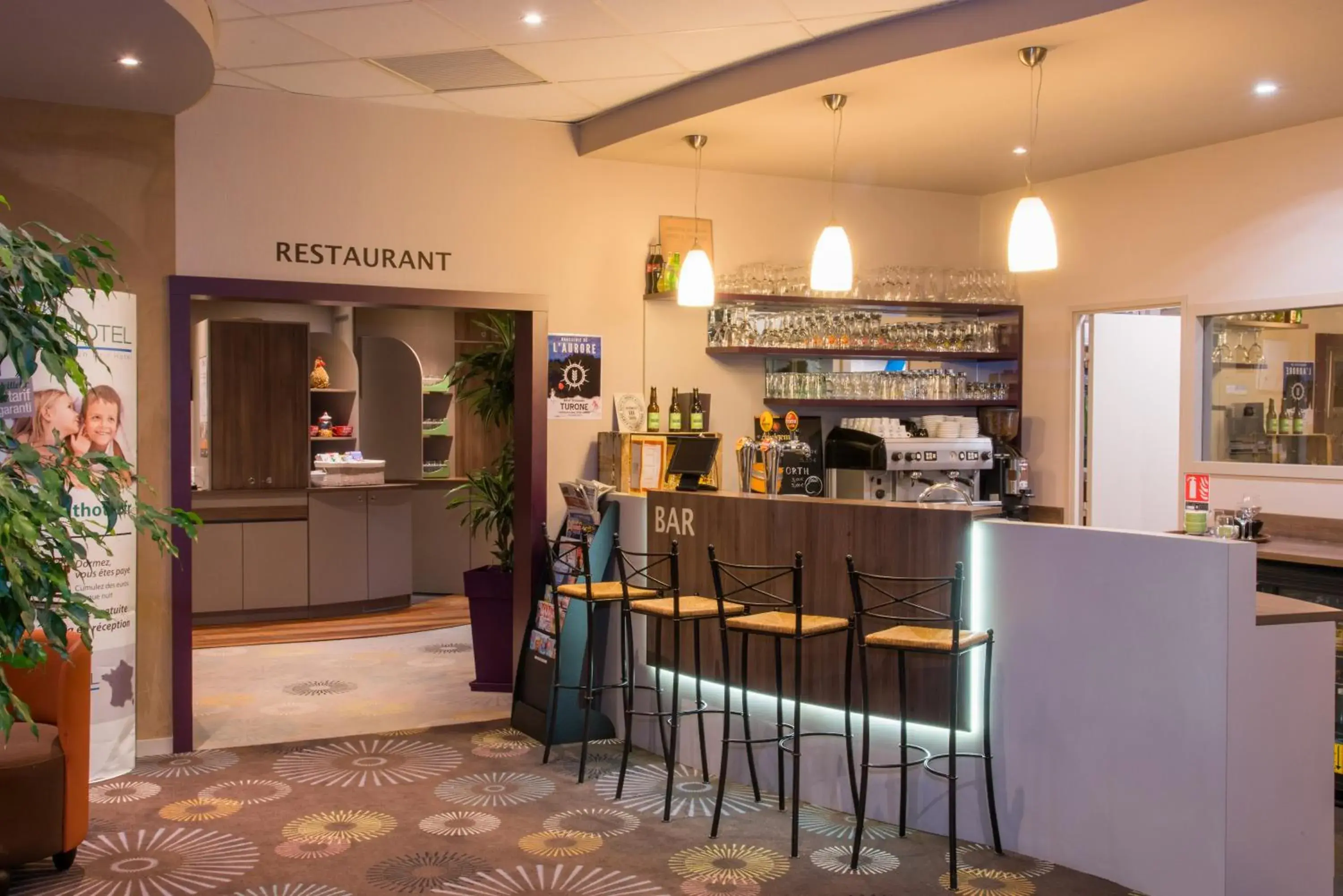 Lounge or bar in Brit Hotel Tours Sud – Le Cheops Lounge or bar in Brit Hotel Tours Sud – Le Cheops