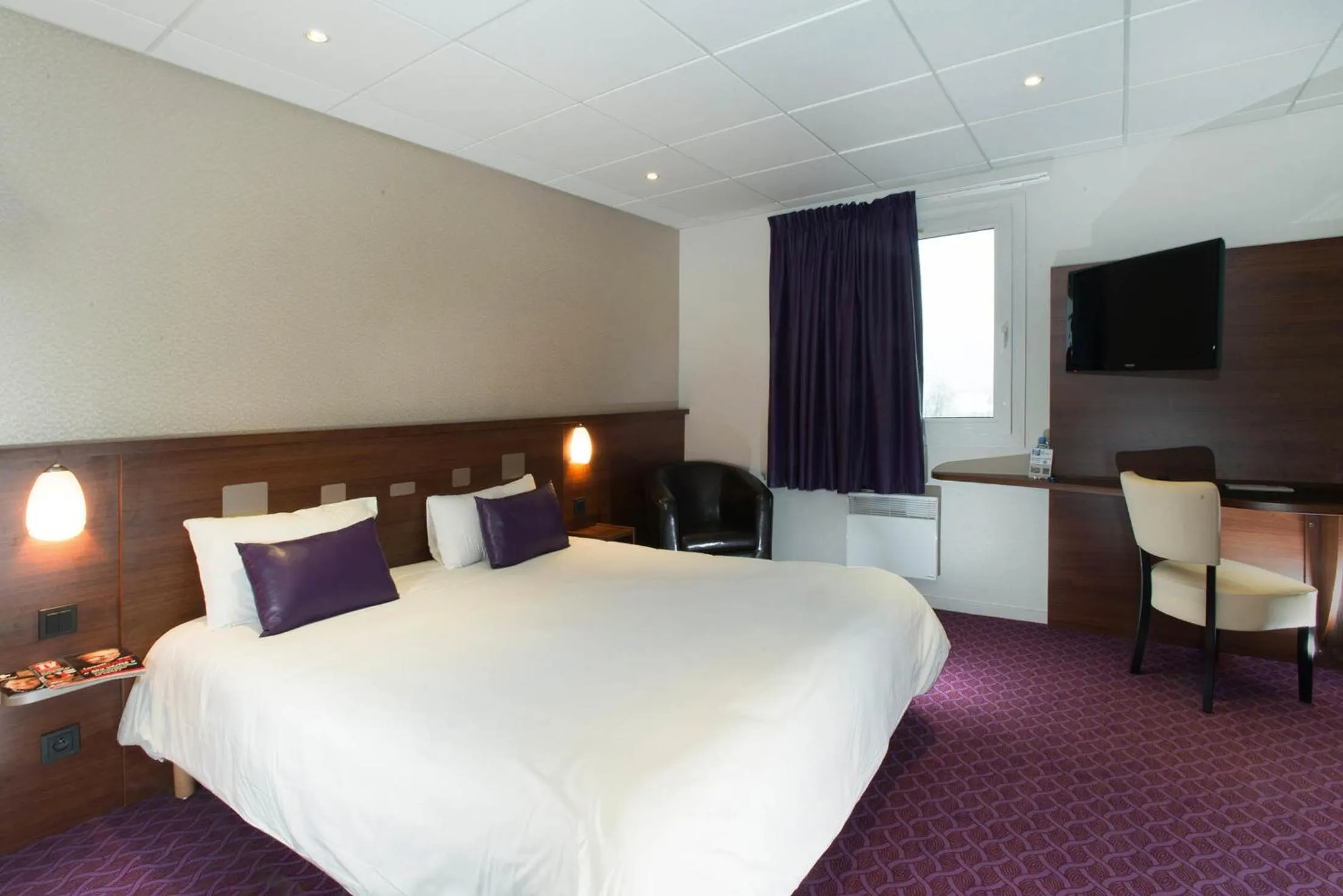 Bedroom, Bed in Brit Hotel Tours Sud – Le Cheops