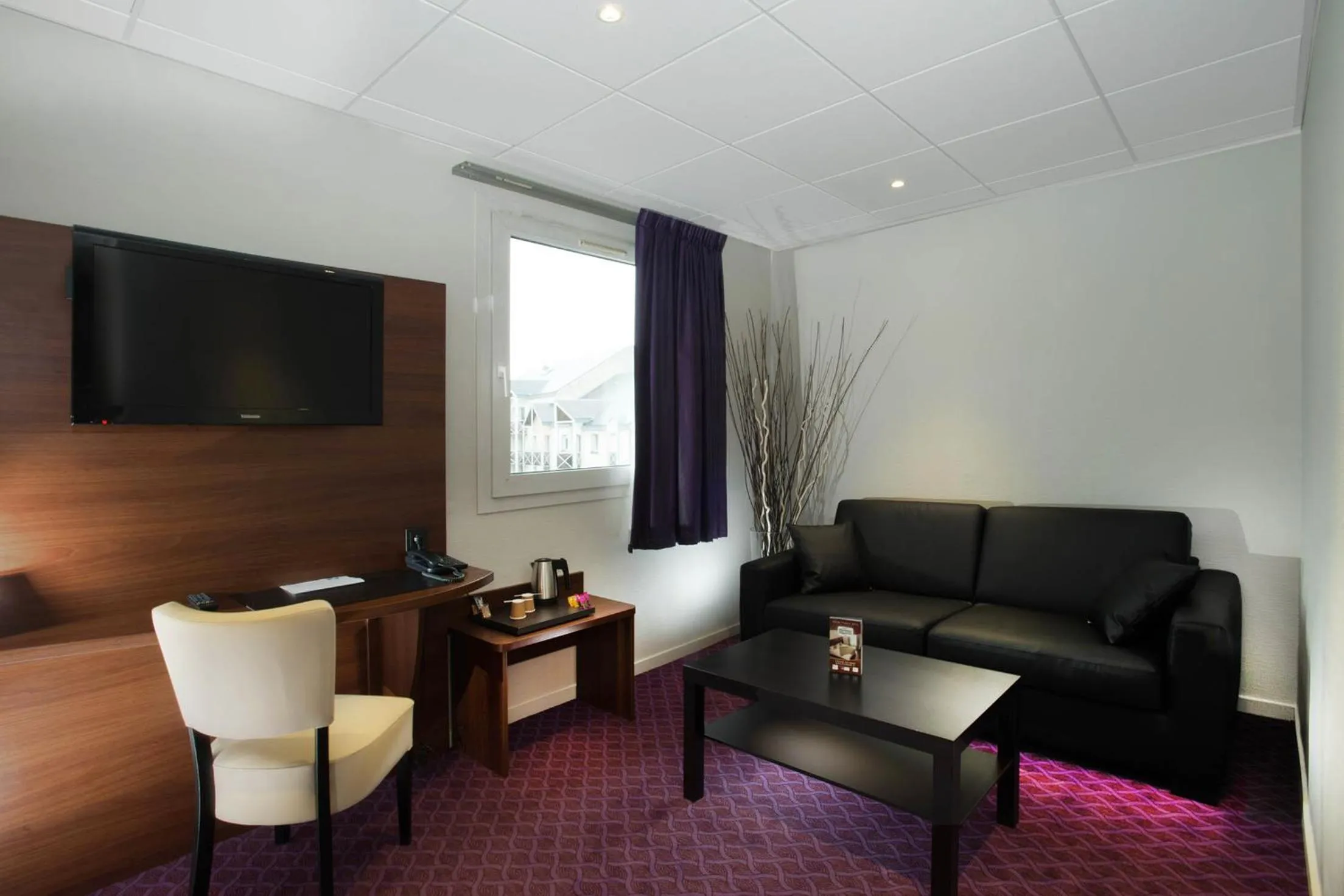 Seating area in Brit Hotel Tours Sud – Le Cheops