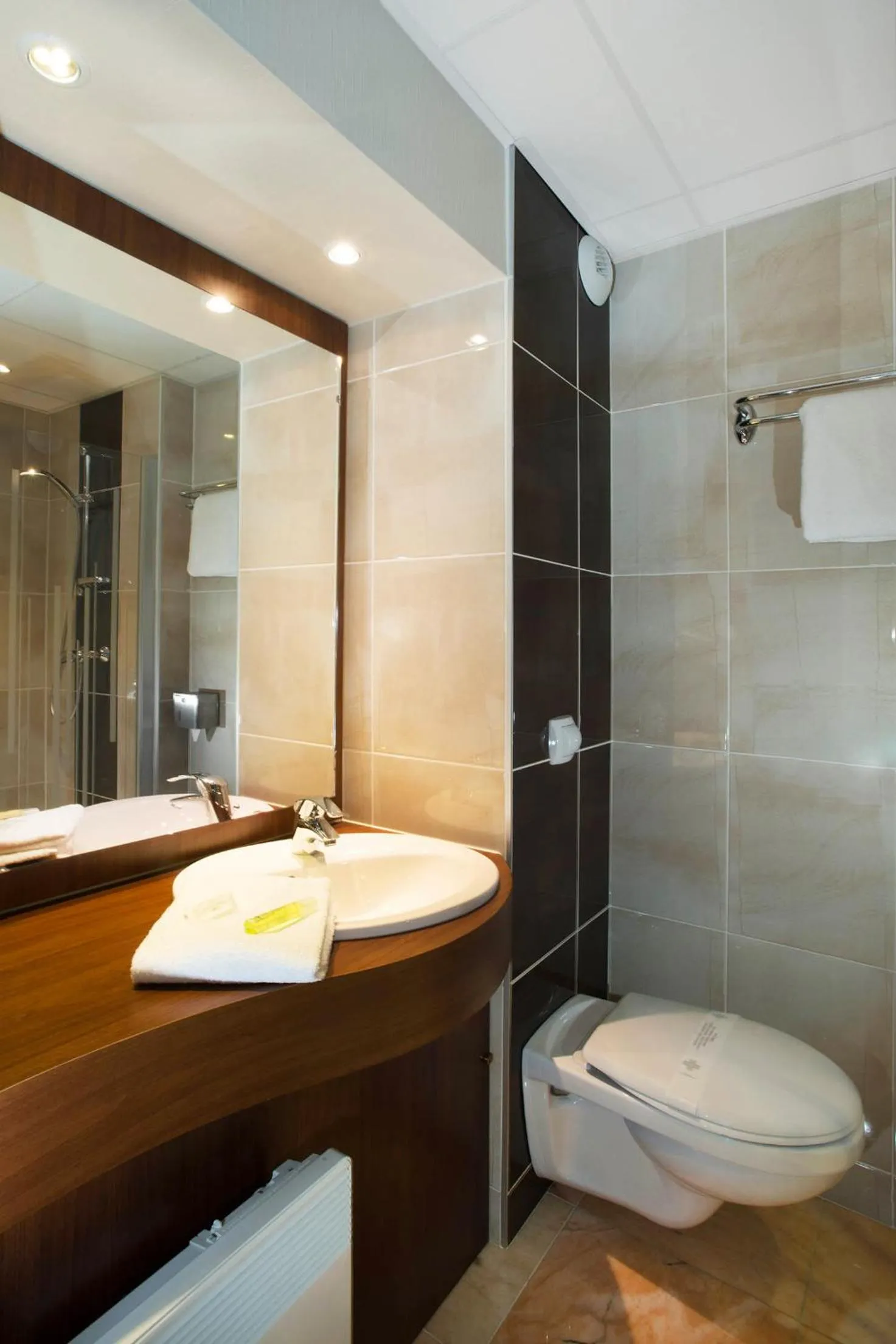 Bathroom in Brit Hotel Tours Sud – Le Cheops