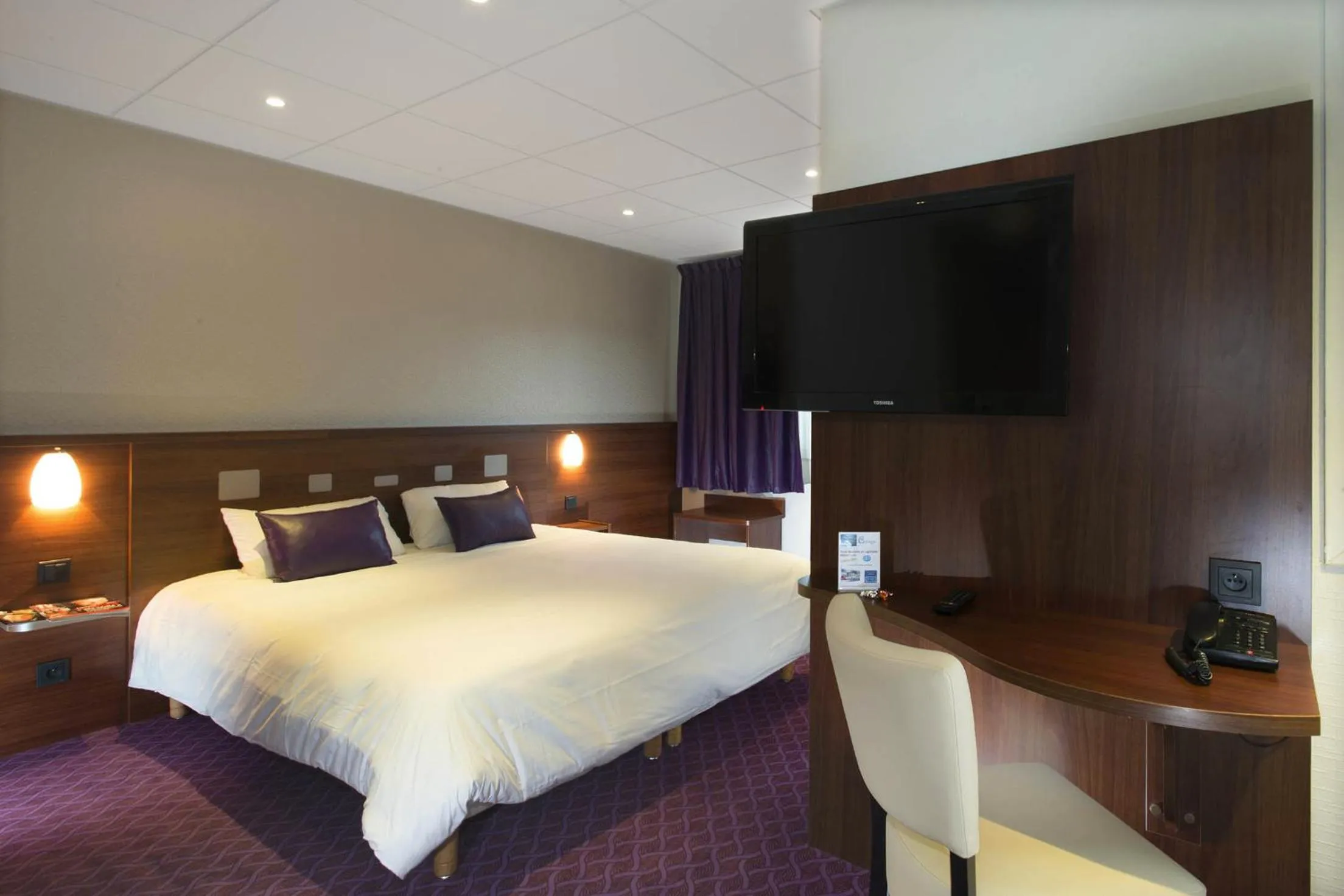 Bedroom, Bed in Brit Hotel Tours Sud – Le Cheops
