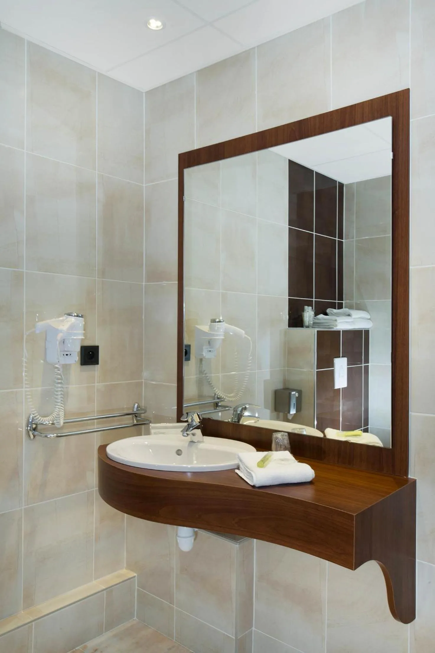 Bathroom in Brit Hotel Tours Sud – Le Cheops