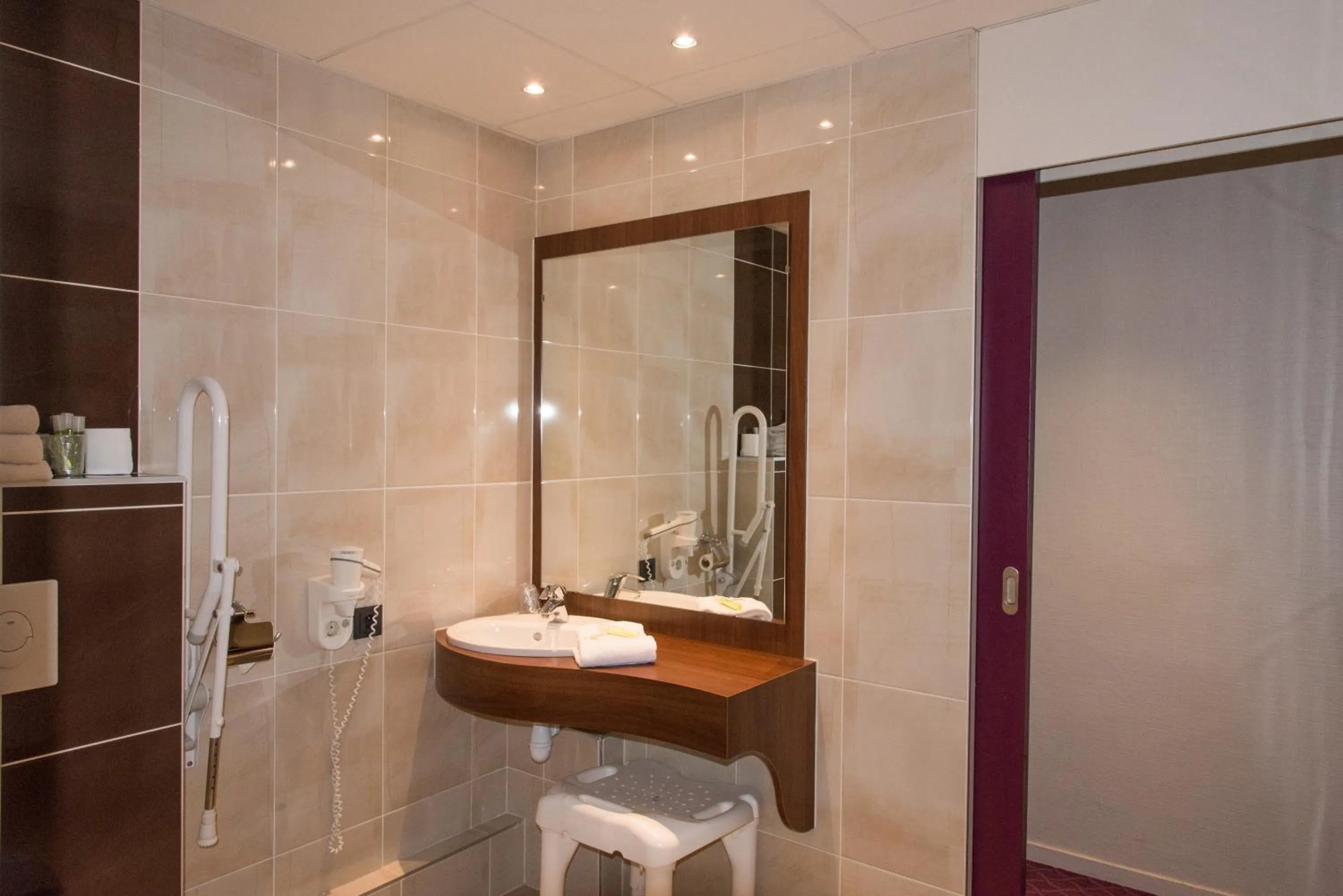 Bathroom in Brit Hotel Tours Sud – Le Cheops