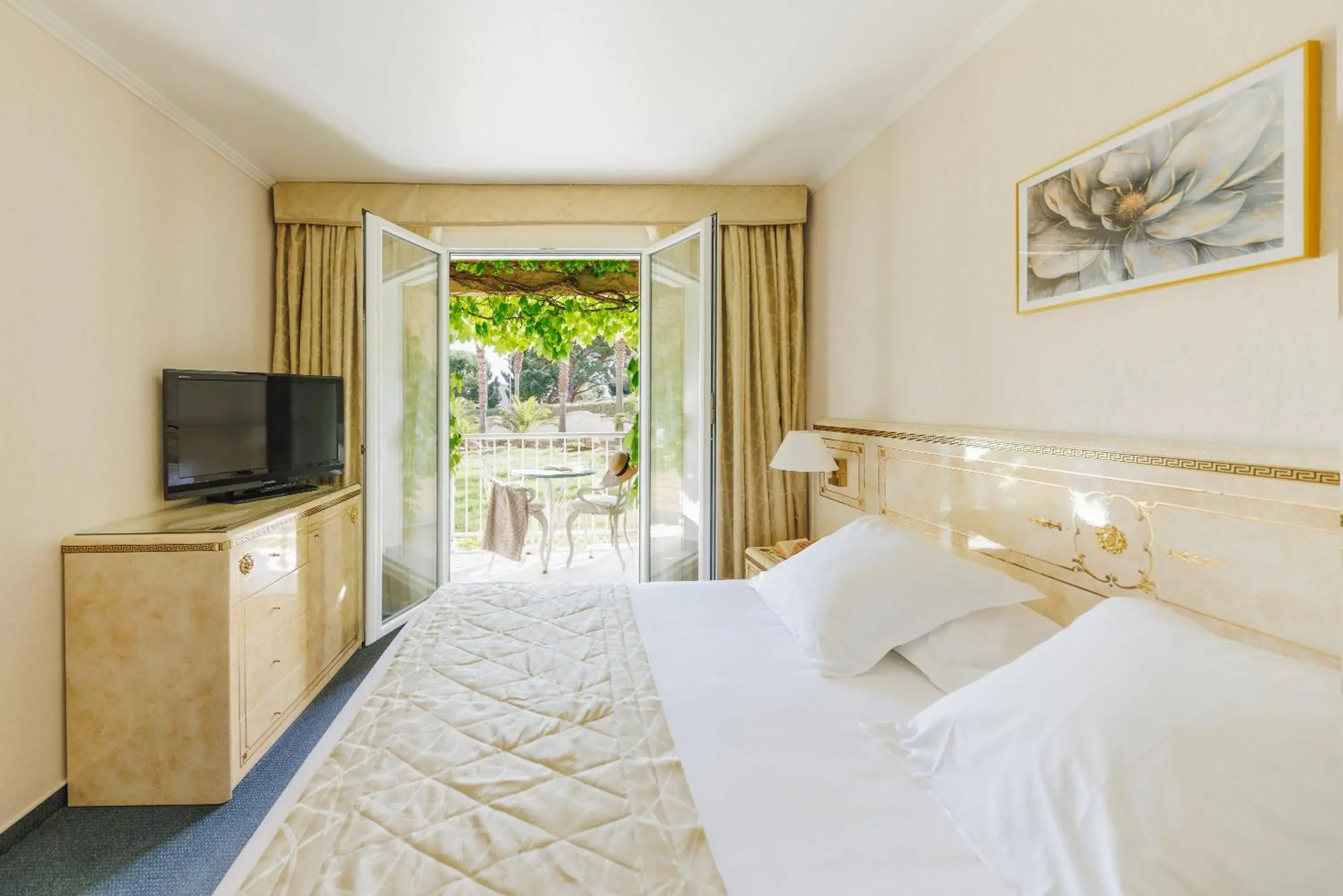 Bedroom, Bed in Hotel Corsica & Spa Serena Bedroom, Bed in Hotel Corsica & Spa Serena