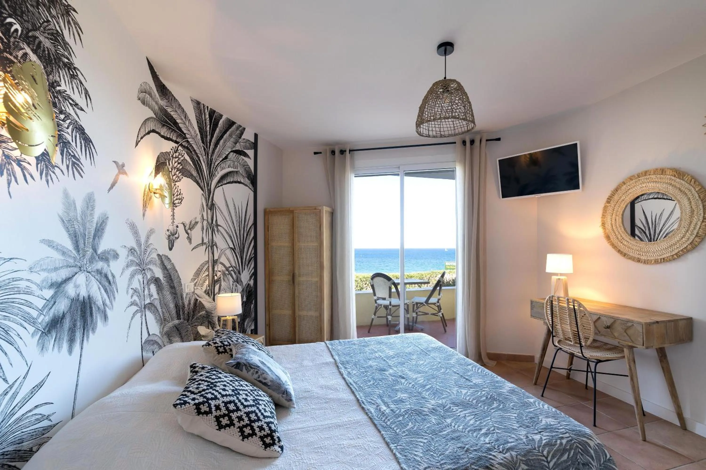 Bed in "Cap Riviera" Hotel & Restaurant Saint Aygulf