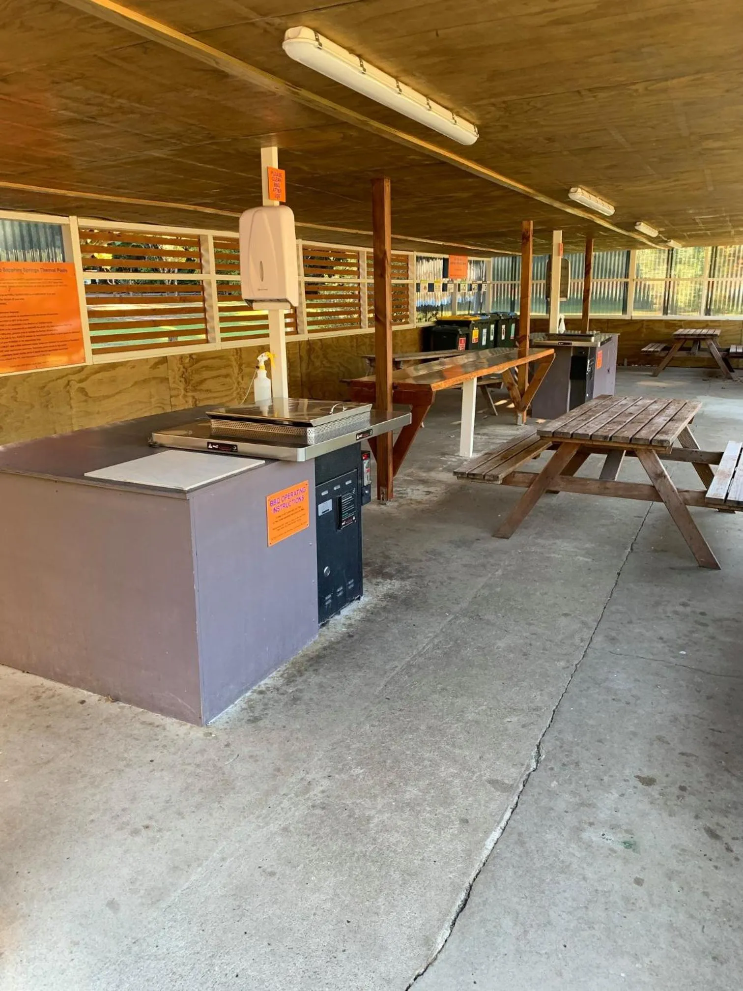 BBQ facilities in Sapphire Springs Holiday Park and Thermal Pools