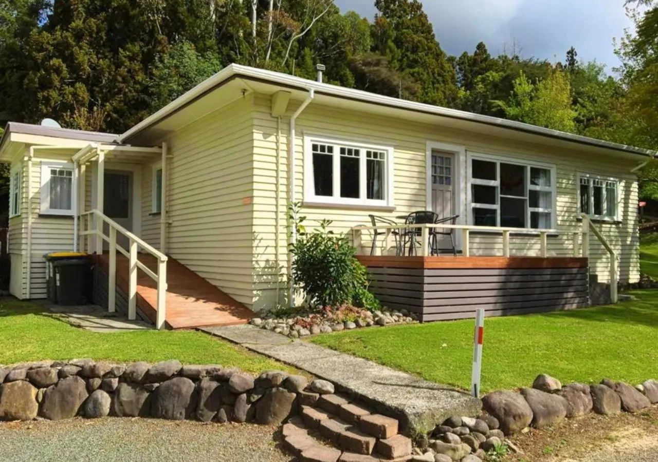group of guests in Sapphire Springs Holiday Park and Thermal Pools