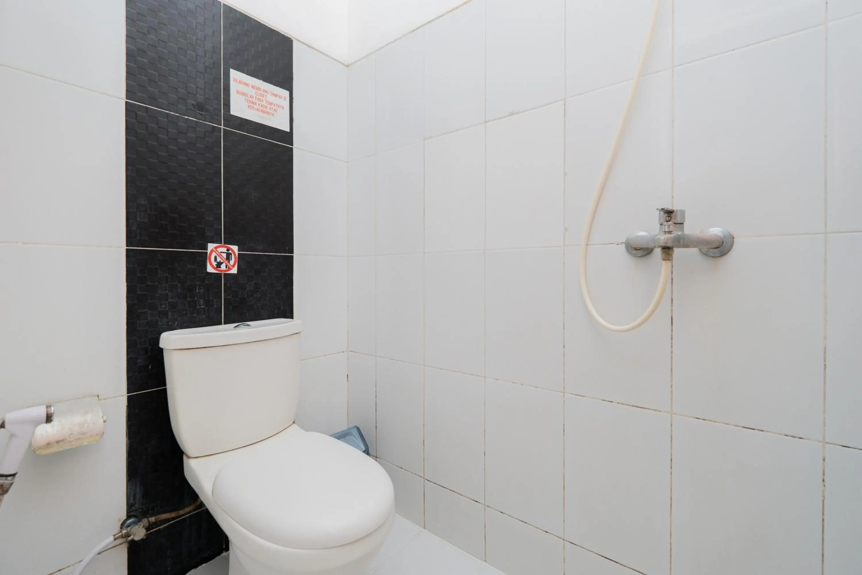 Bathroom in RedDoorz near Taman Krida Budaya Malang