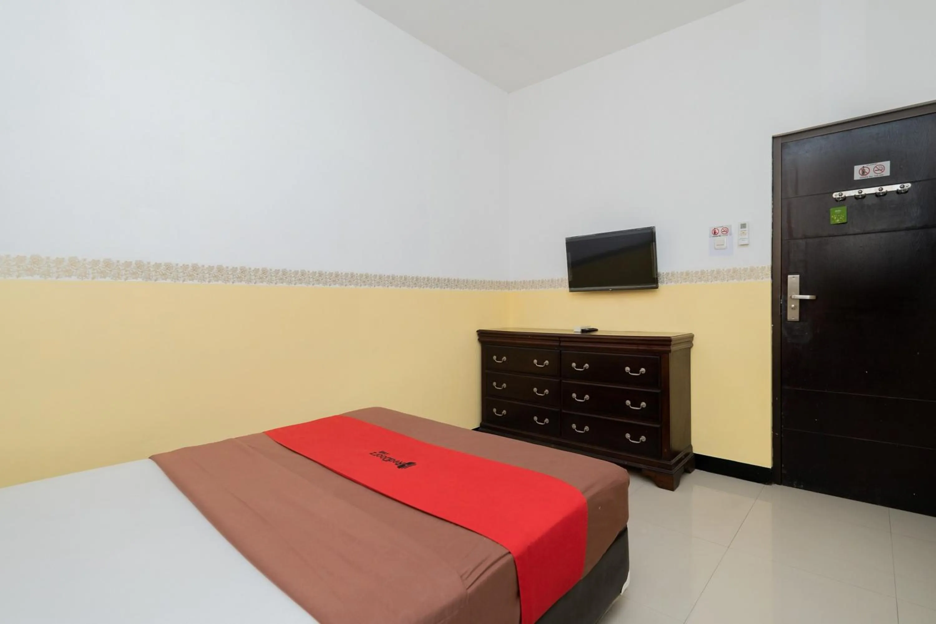 Bed in RedDoorz near Taman Krida Budaya Malang