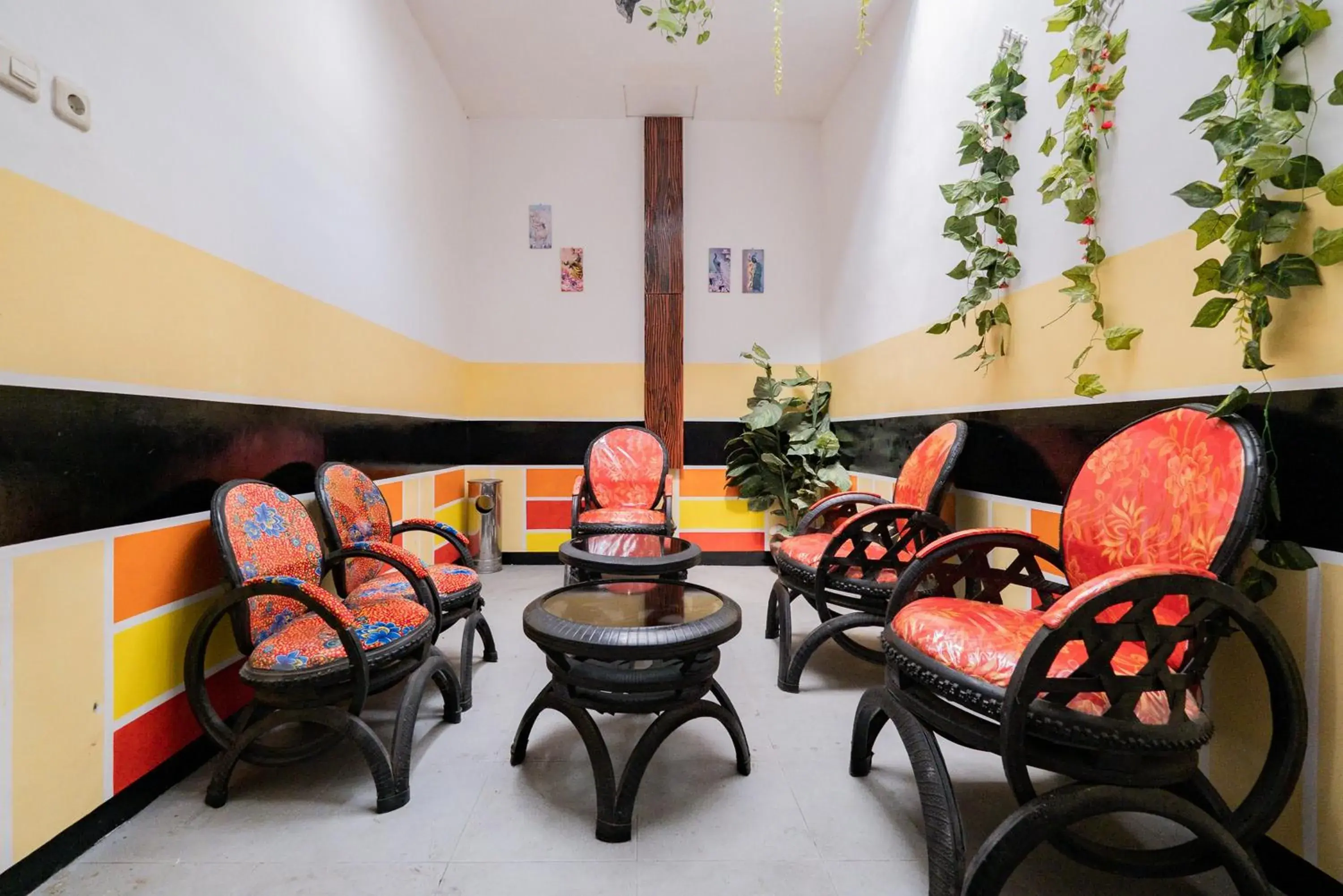 Seating area in RedDoorz near Taman Krida Budaya Malang Seating area in RedDoorz near Taman Krida Budaya Malang