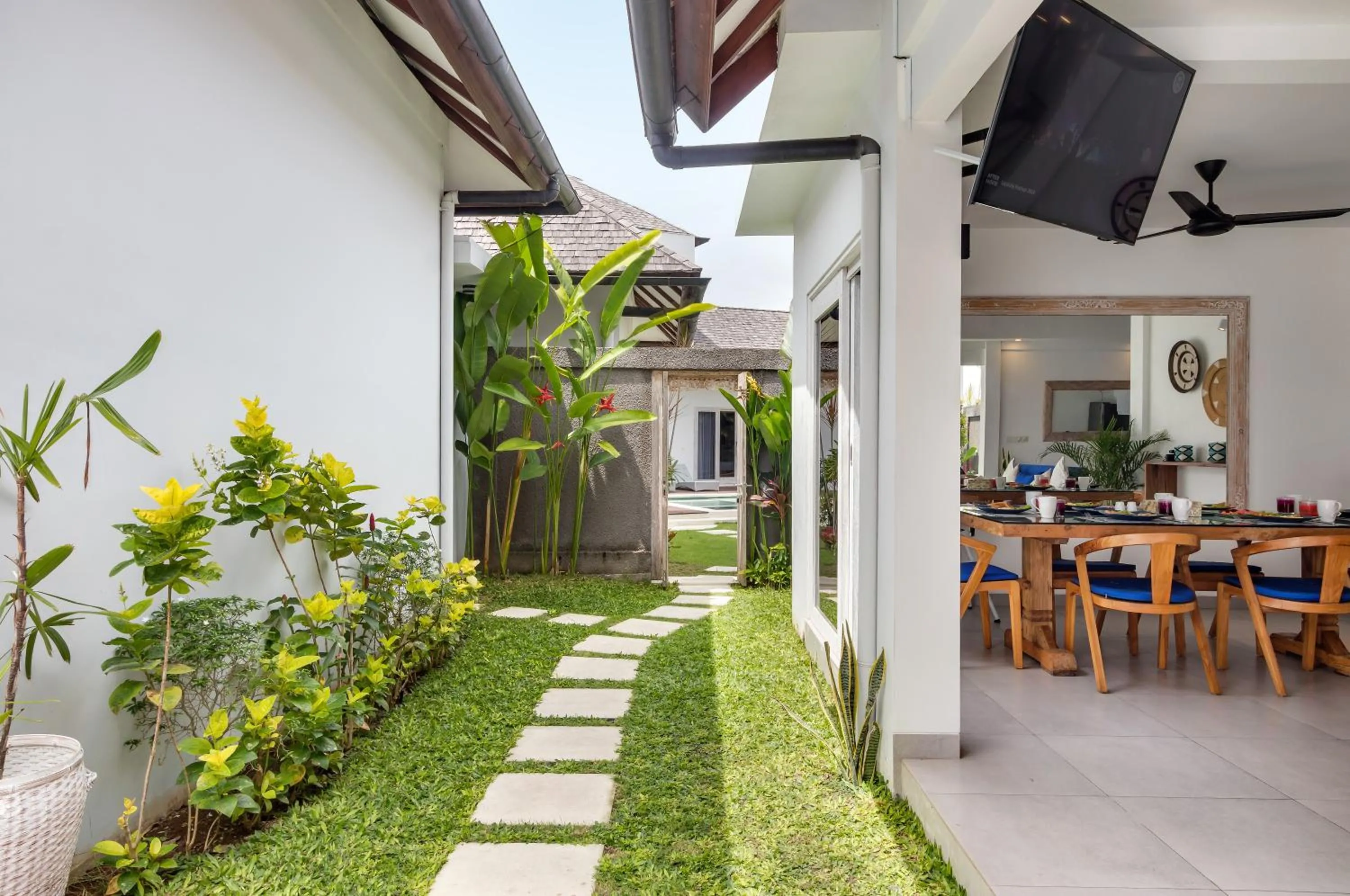 Garden in Villa Hiburan 2 by Villa Finder