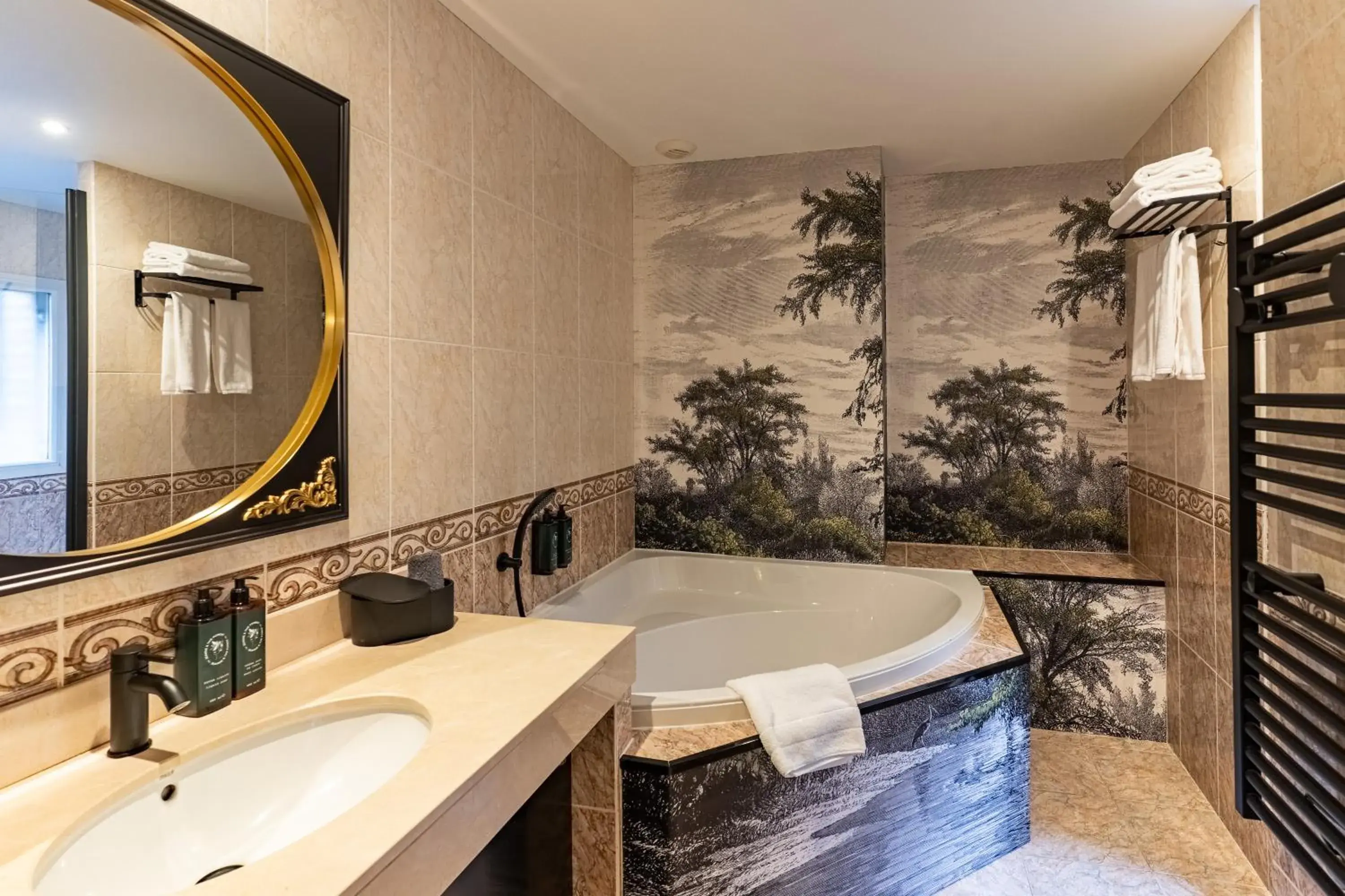 Superior Double or Twin Room Castle in Château Jeanne & The Forest - Château de Montvillargenne Superior Double or Twin Room Castle in Château Jeanne & The Forest - Château de Montvillargenne