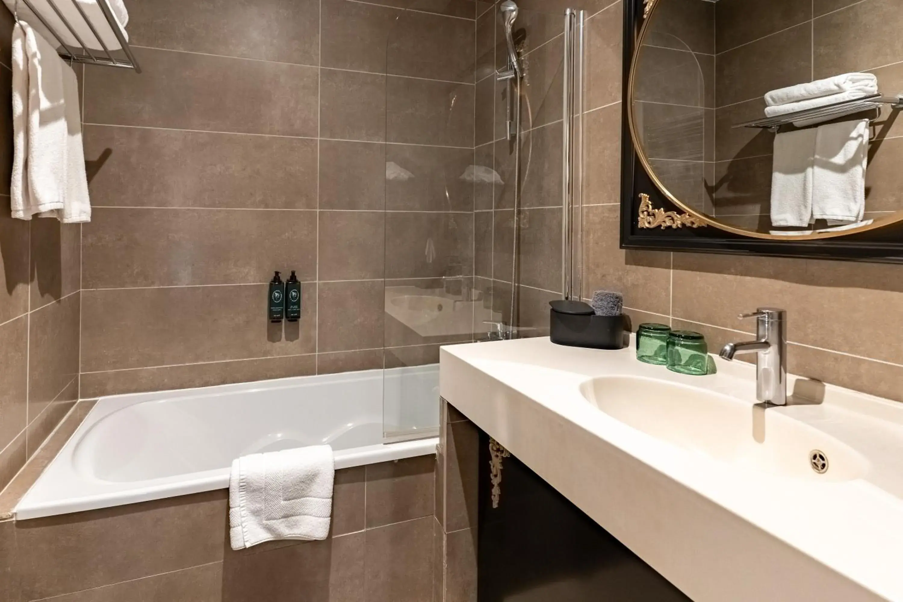 Standard Double or Twin Room - Castle in Château Jeanne & The Forest - Château de Montvillargenne Standard Double or Twin Room - Castle in Château Jeanne & The Forest - Château de Montvillargenne