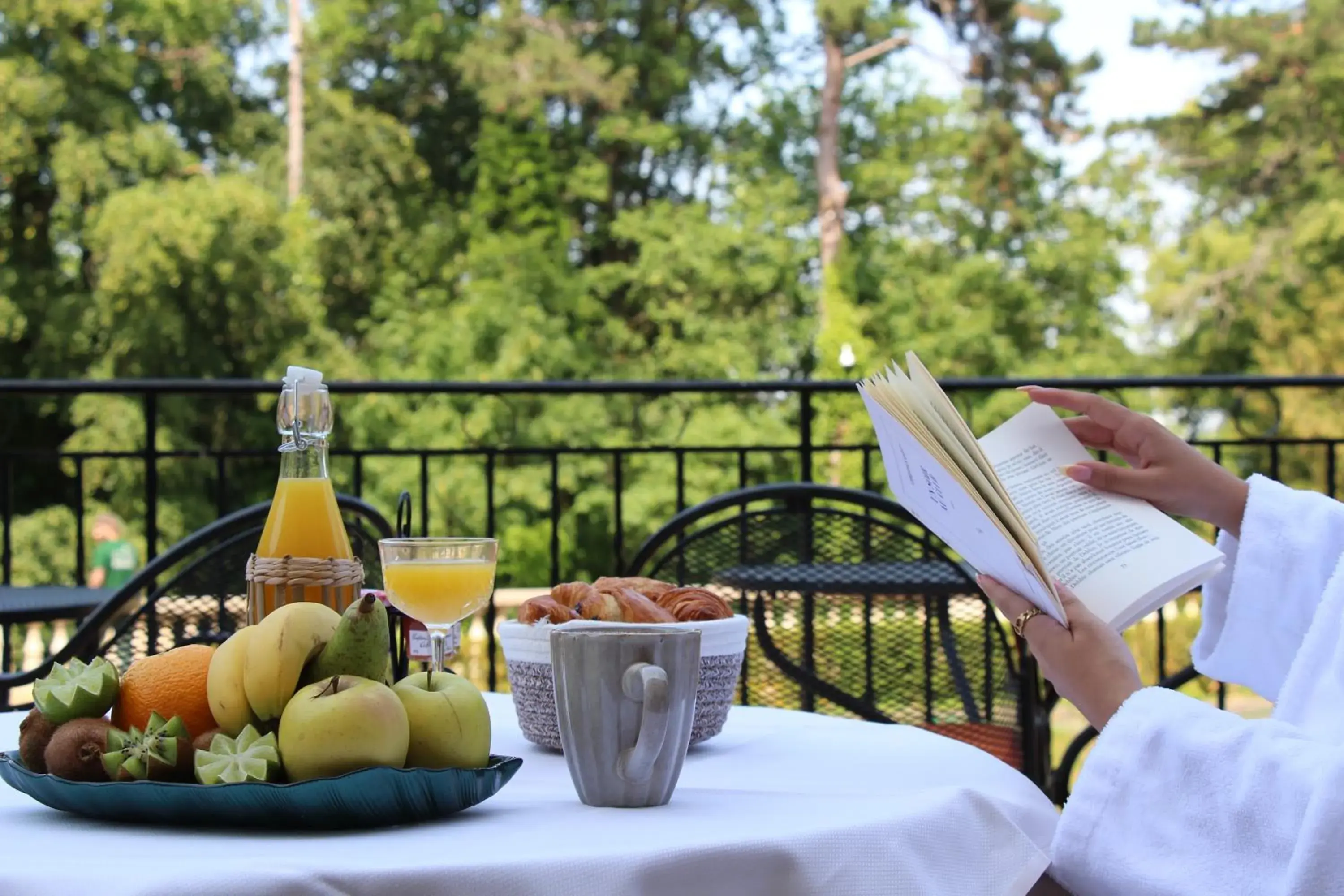 Breakfast in Château Jeanne & The Forest - Château de Montvillargenne Breakfast in Château Jeanne & The Forest - Château de Montvillargenne