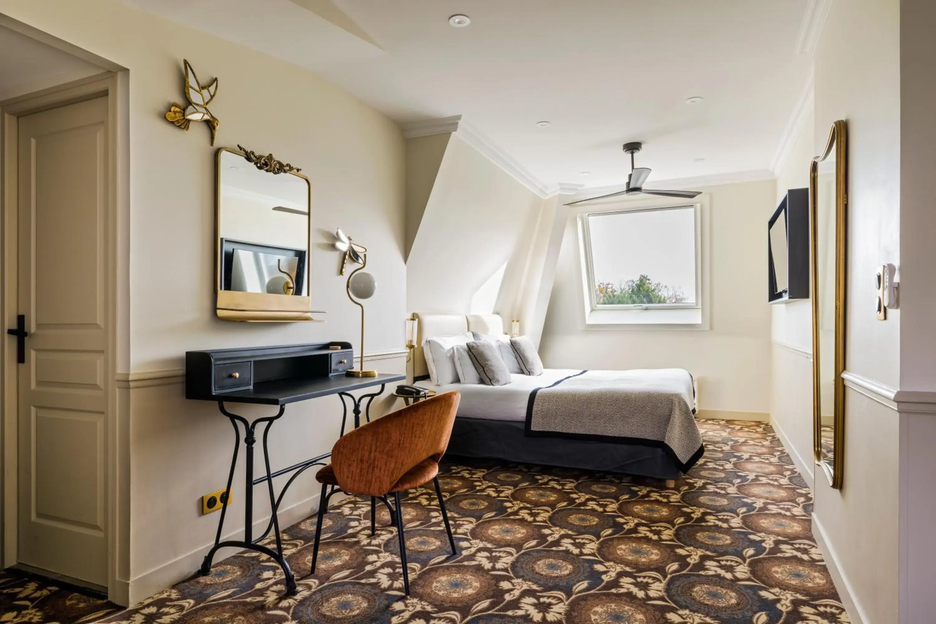 Standard Double or Twin Room - Castle in Château Jeanne & The Forest - Château de Montvillargenne Standard Double or Twin Room - Castle in Château Jeanne & The Forest - Château de Montvillargenne