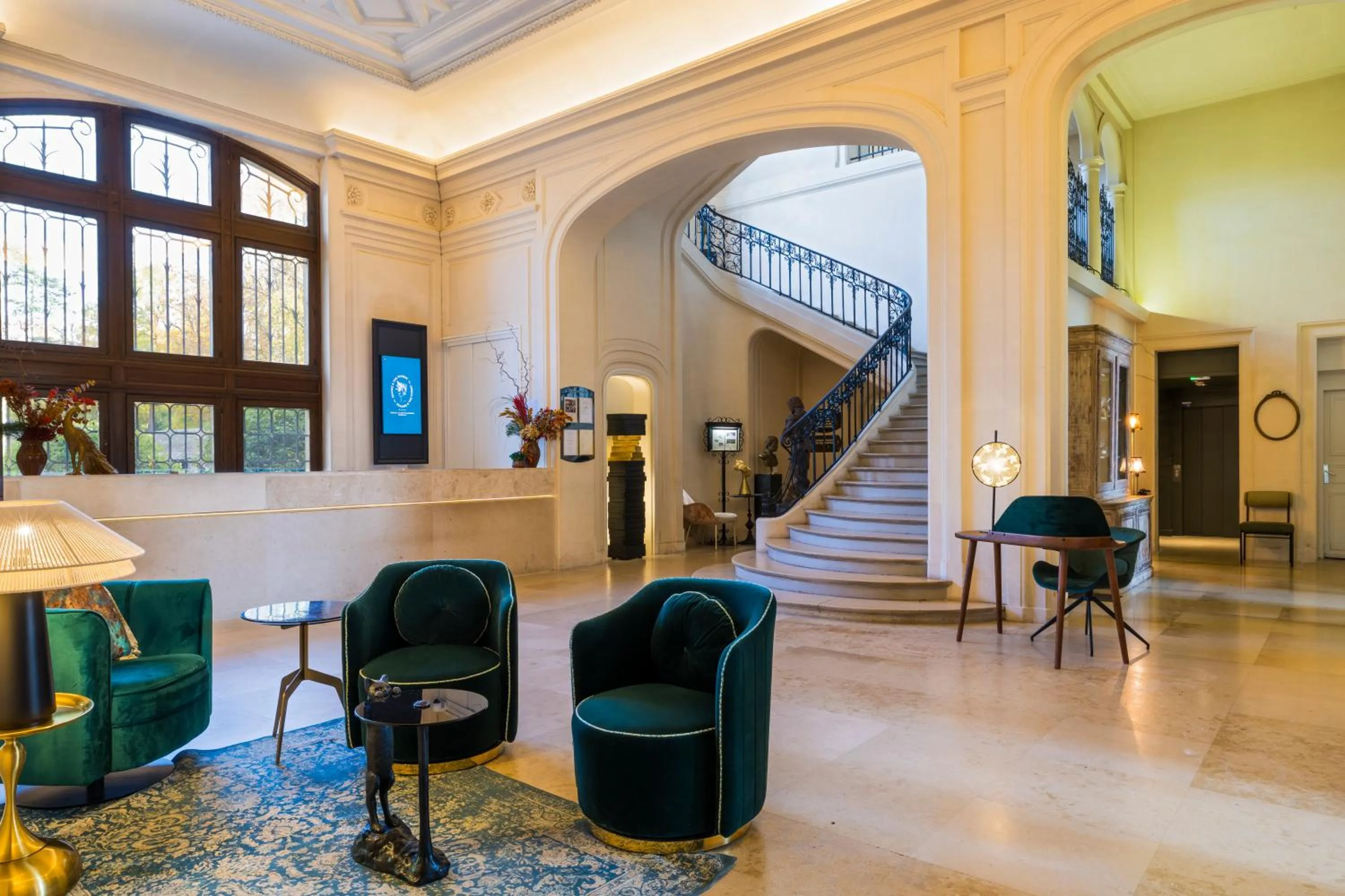 Lobby or reception in Château Jeanne & The Forest - Château de Montvillargenne