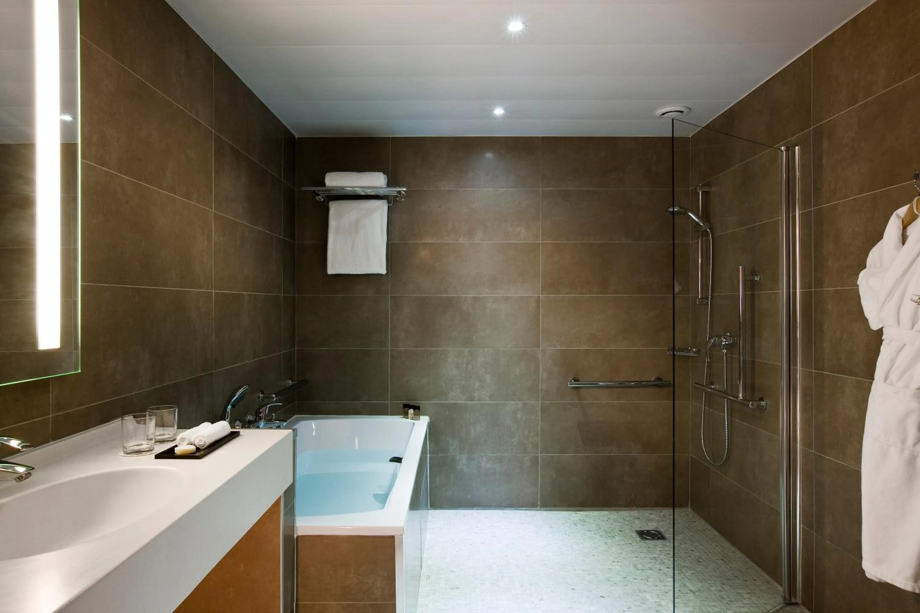 Bathroom in Château Jeanne & The Forest - Château de Montvillargenne