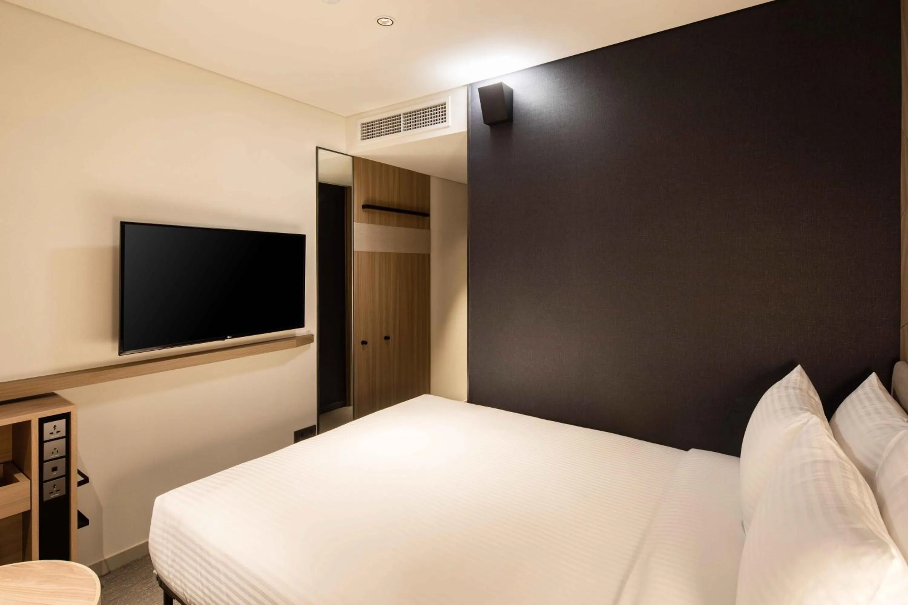 Photo of the whole room, Bed in Sotetsu Fresa Inn Seoul Myeong-dong