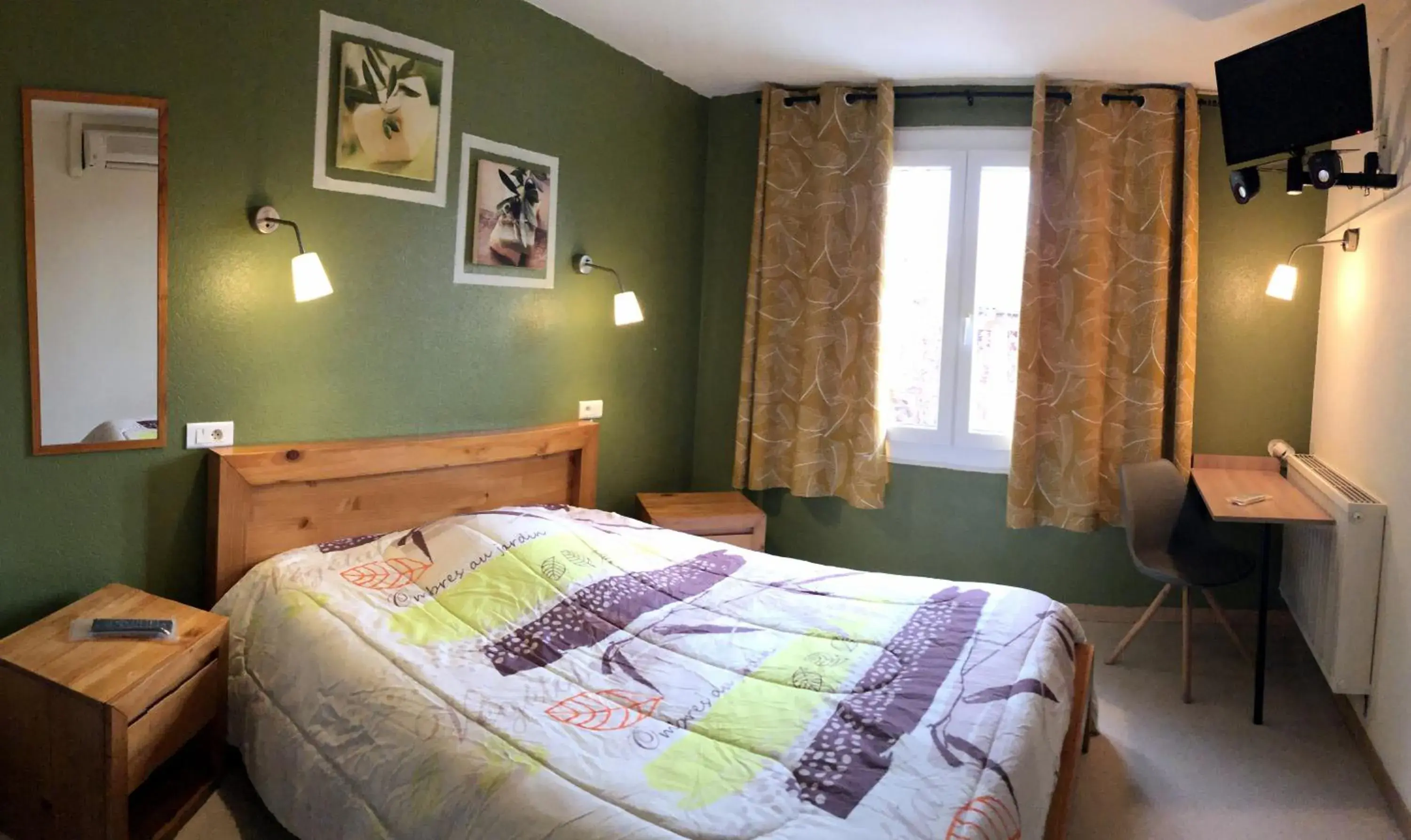 Photo of the whole room, Bed in cit'hotel Hotel Las Cigalas Photo of the whole room, Bed in cit'hotel Hotel Las Cigalas