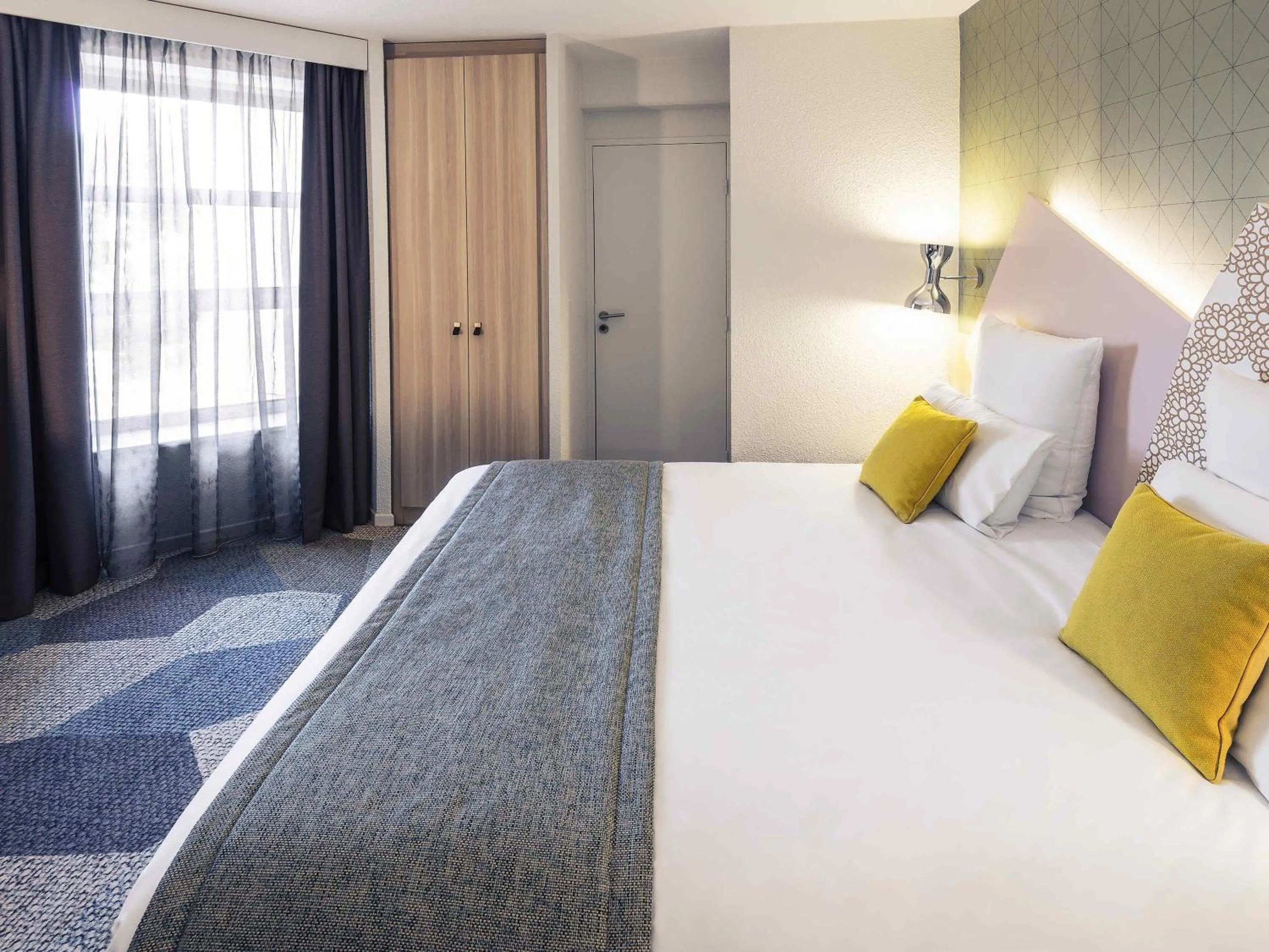 Bedroom, Bed in Hôtel Mercure Thionville Centre Porte du Luxembourg