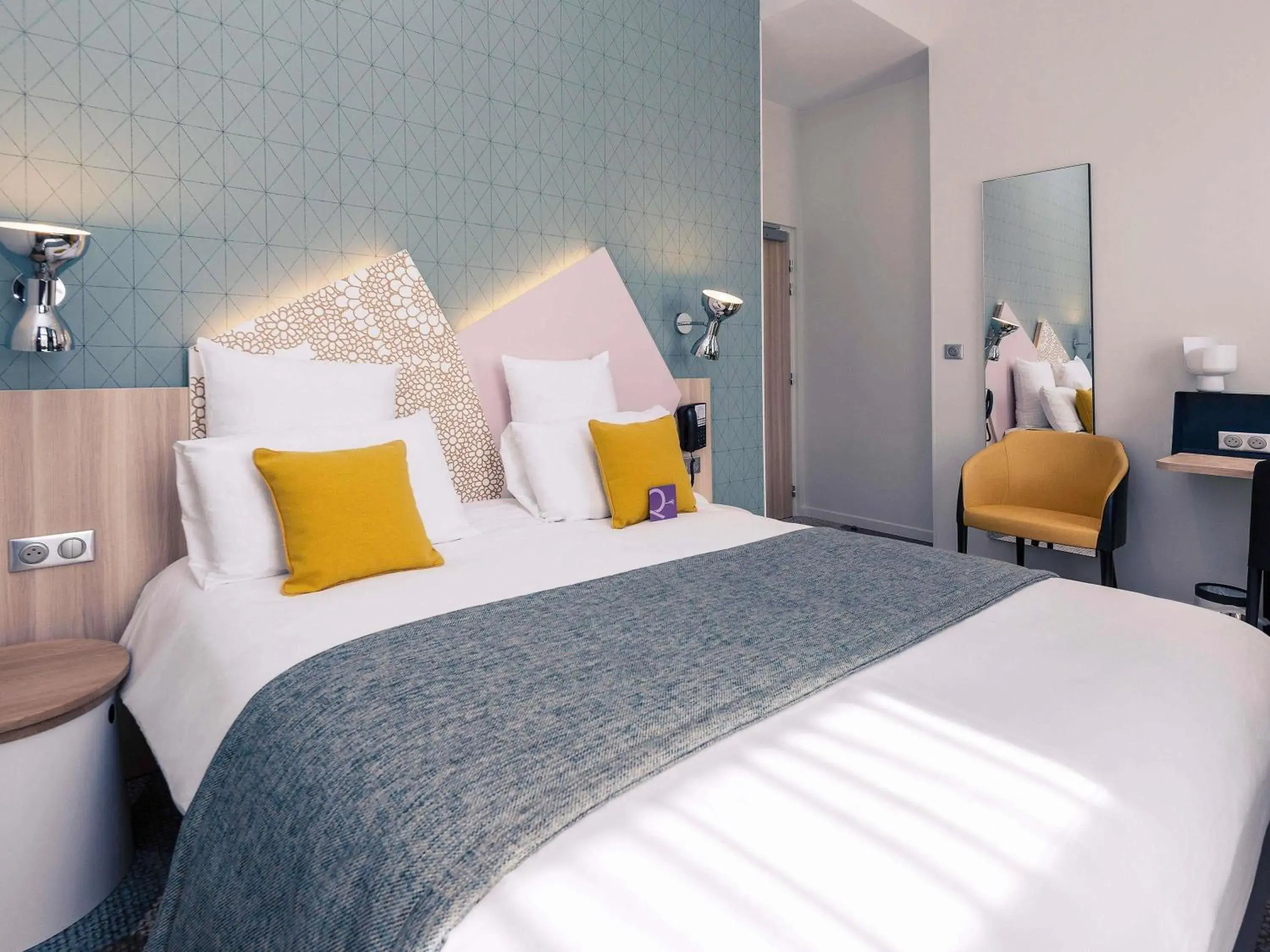 Bedroom, Bed in Hôtel Mercure Thionville Centre Porte du Luxembourg Bedroom, Bed in Hôtel Mercure Thionville Centre Porte du Luxembourg