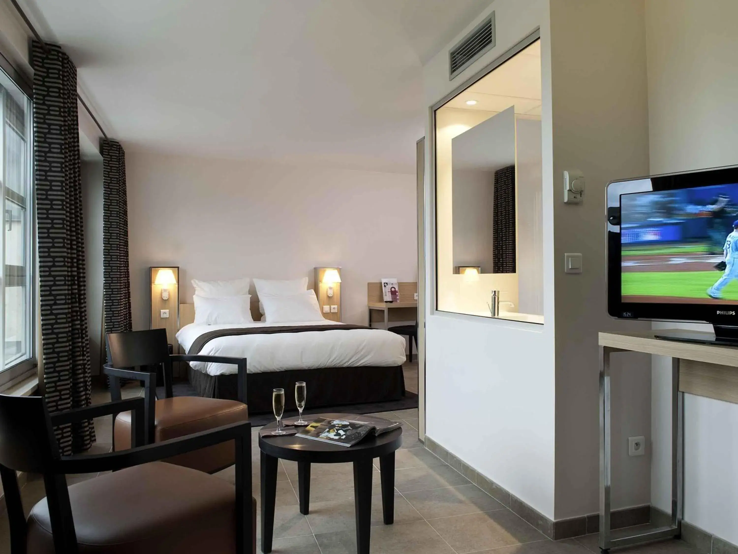 Bedroom, Bed in Hôtel Mercure Thionville Centre Porte du Luxembourg Bedroom, Bed in Hôtel Mercure Thionville Centre Porte du Luxembourg