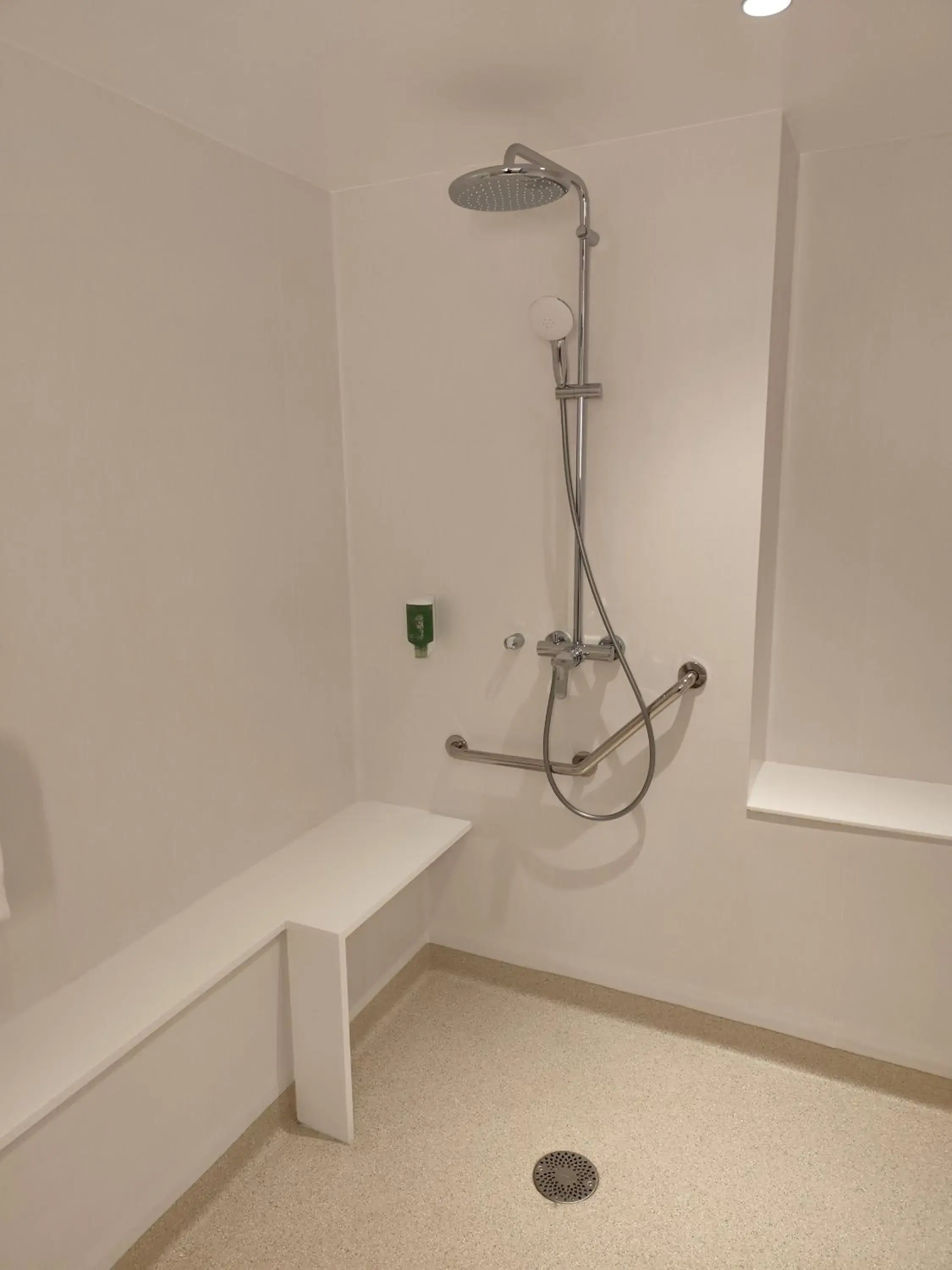 Double Room - Disability Access in Hotel Strasbourg - Montagne Verte & Restaurant Louisiane Double Room - Disability Access in Hotel Strasbourg - Montagne Verte & Restaurant Louisiane