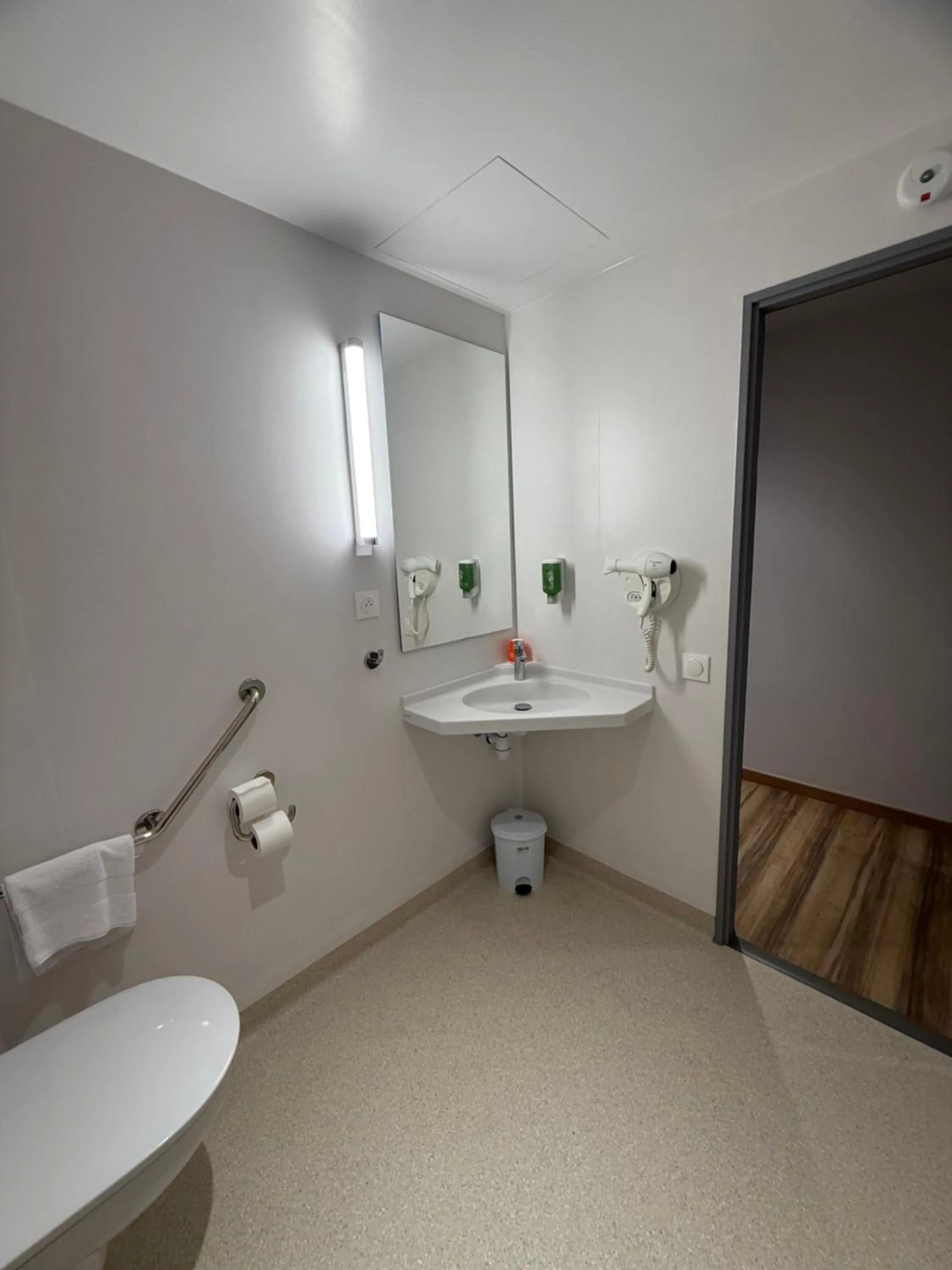 Bathroom in Hotel Strasbourg - Montagne Verte & Restaurant Louisiane