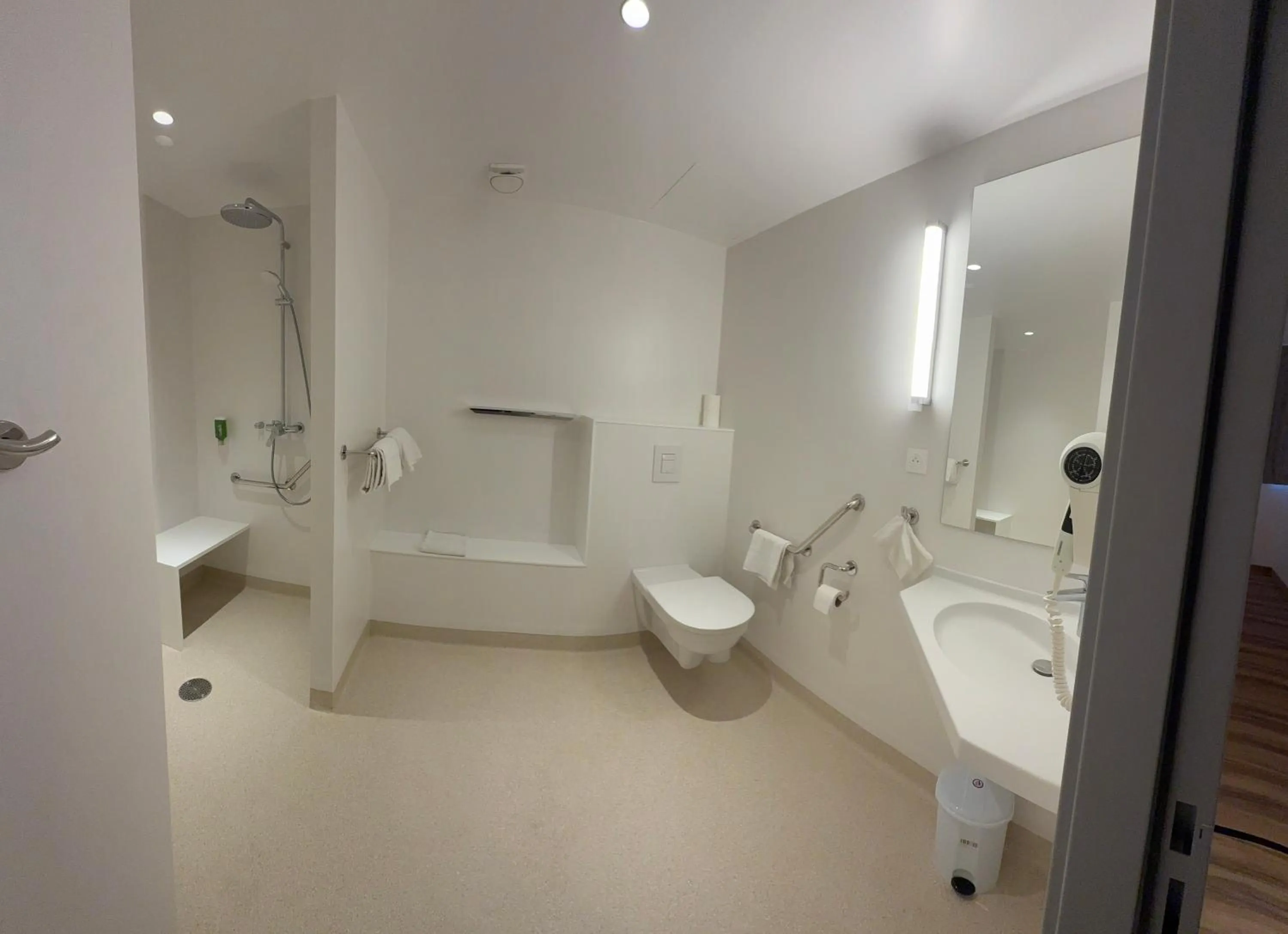 Bathroom in Hotel Strasbourg - Montagne Verte & Restaurant Louisiane