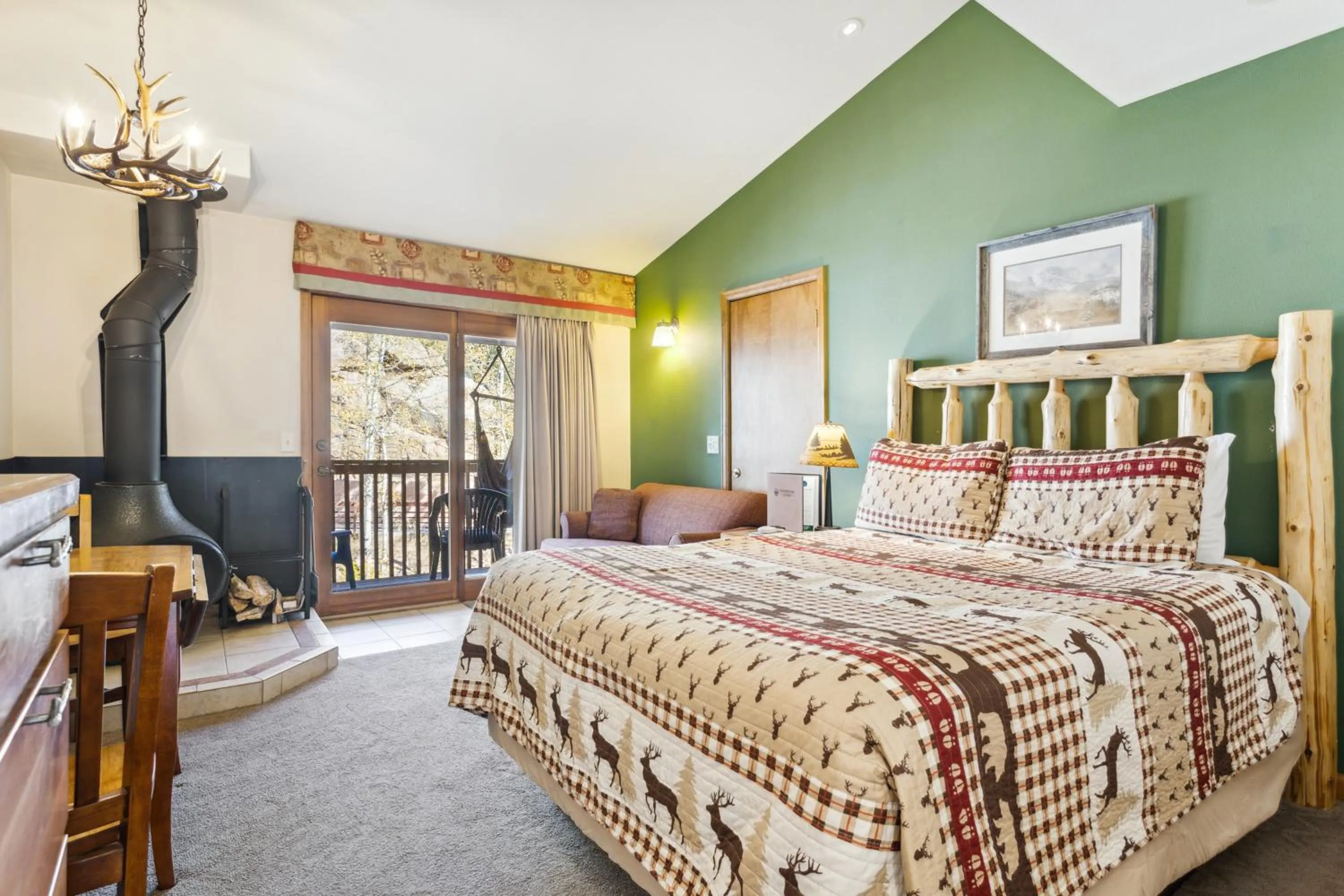 Bedroom, Bed in Ponderosa Lodge