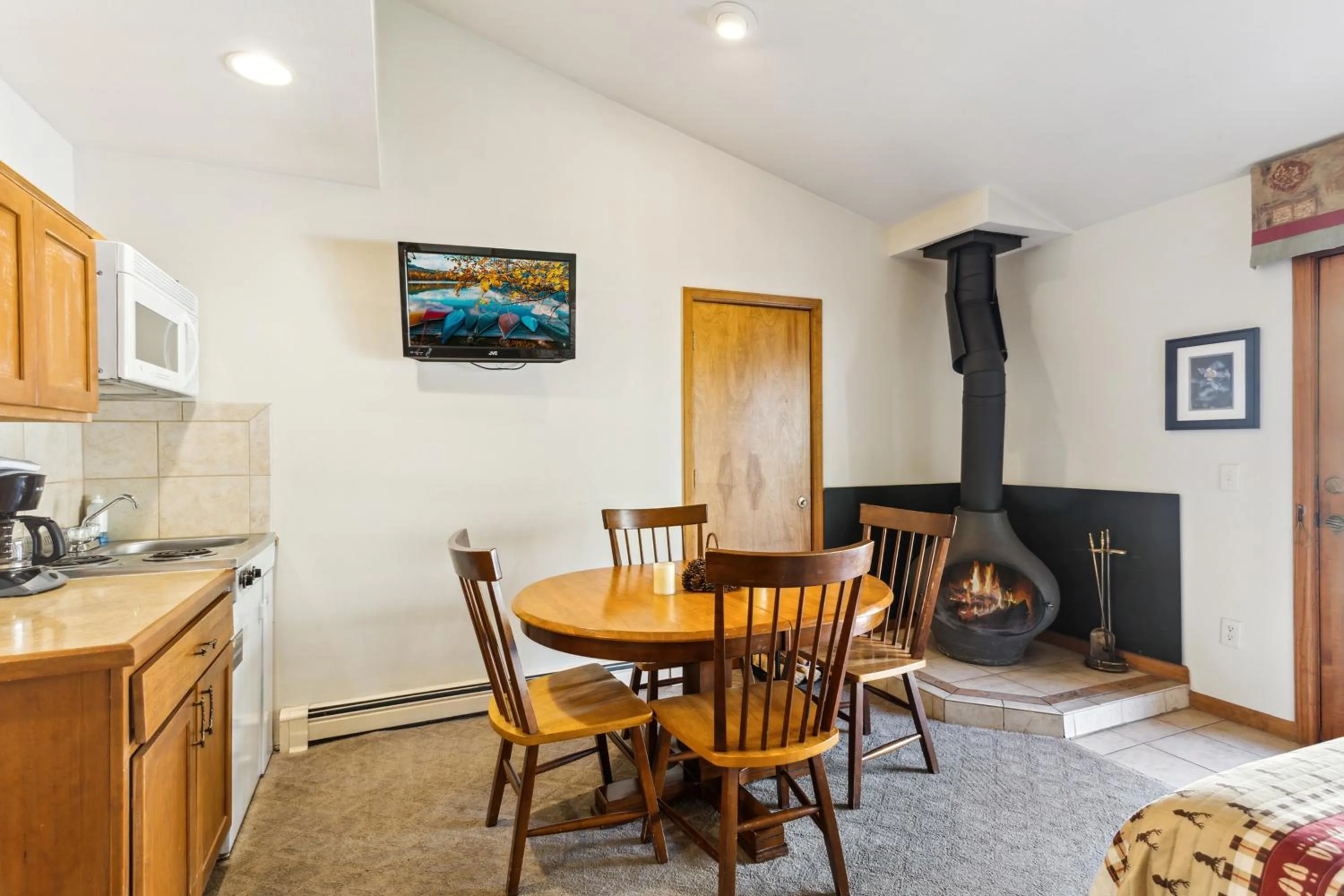 Dining area in Ponderosa Lodge