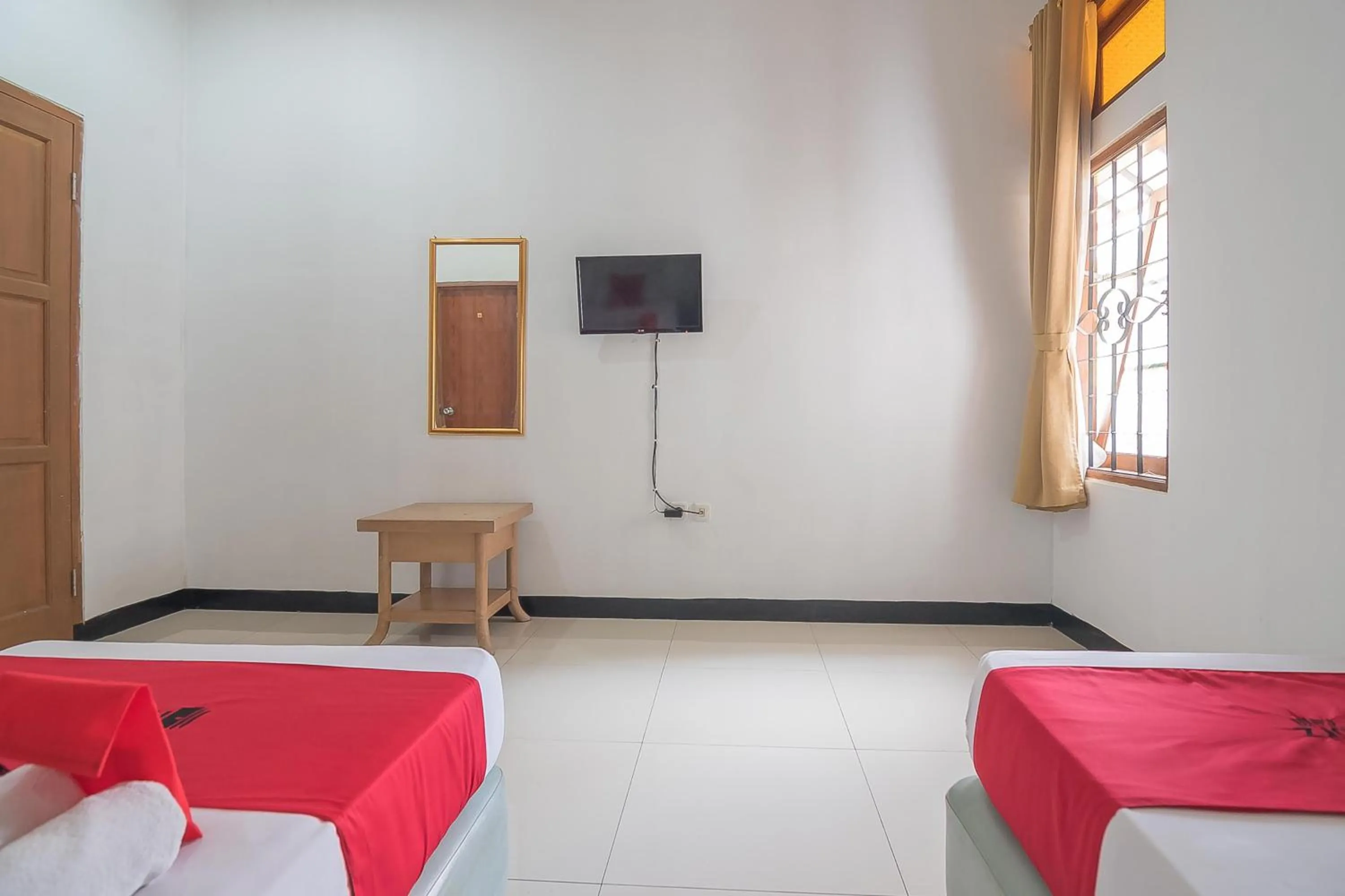 TV and multimedia, Bed in RedDoorz @ Maribaya Street 2