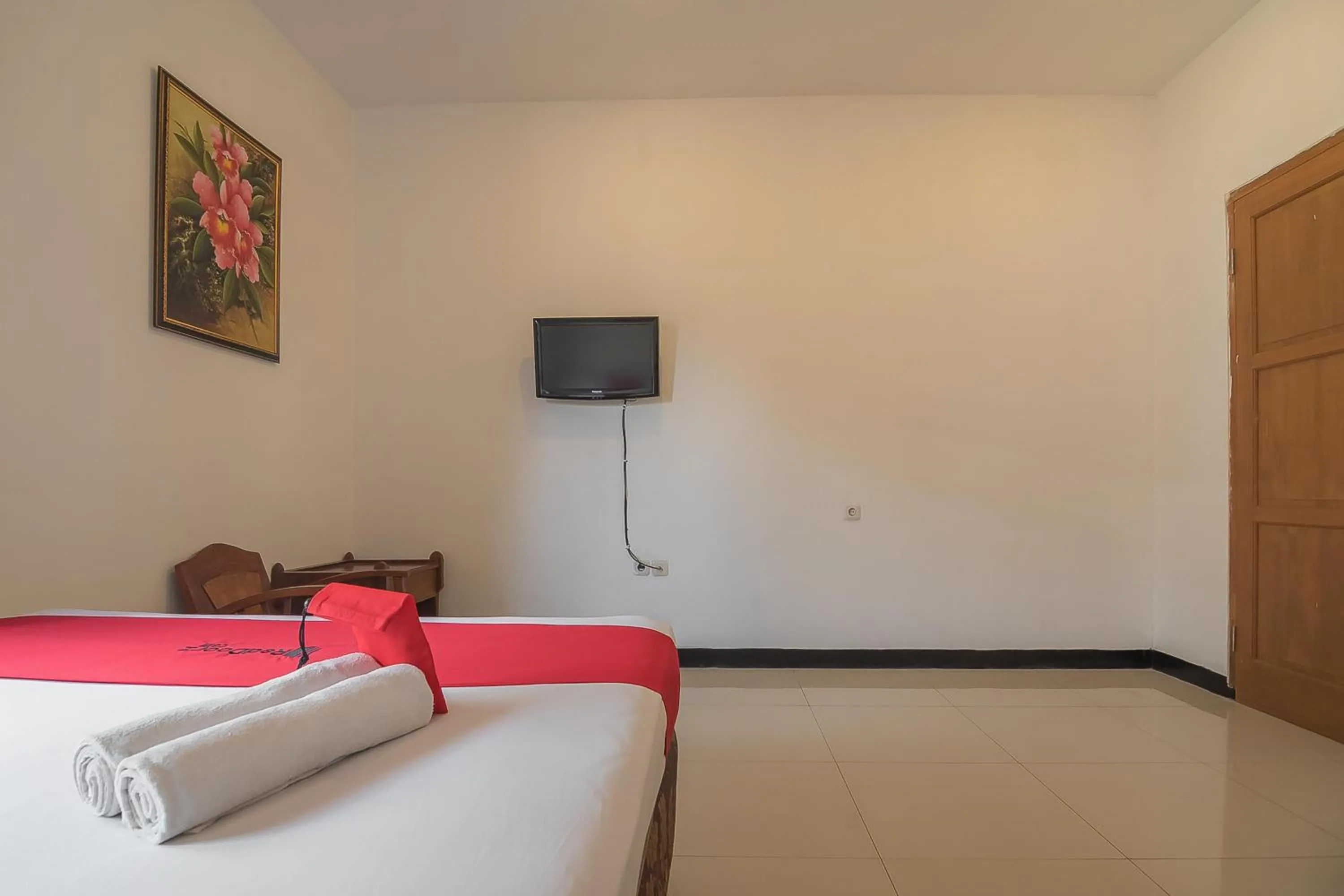 TV and multimedia, Bed in RedDoorz @ Maribaya Street 2