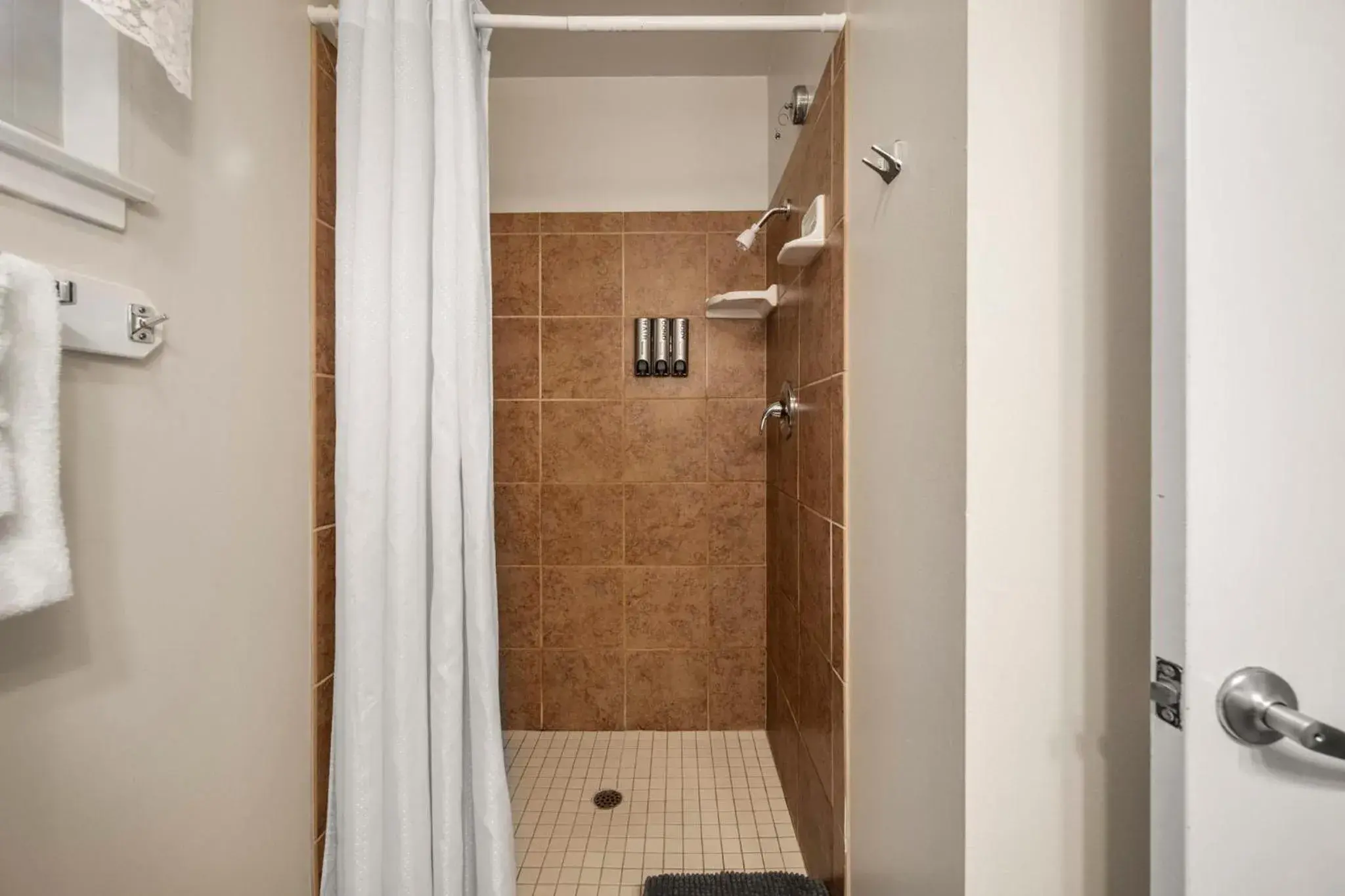 Shower in Arnold Meadowmont Lodge Shower in Arnold Meadowmont Lodge