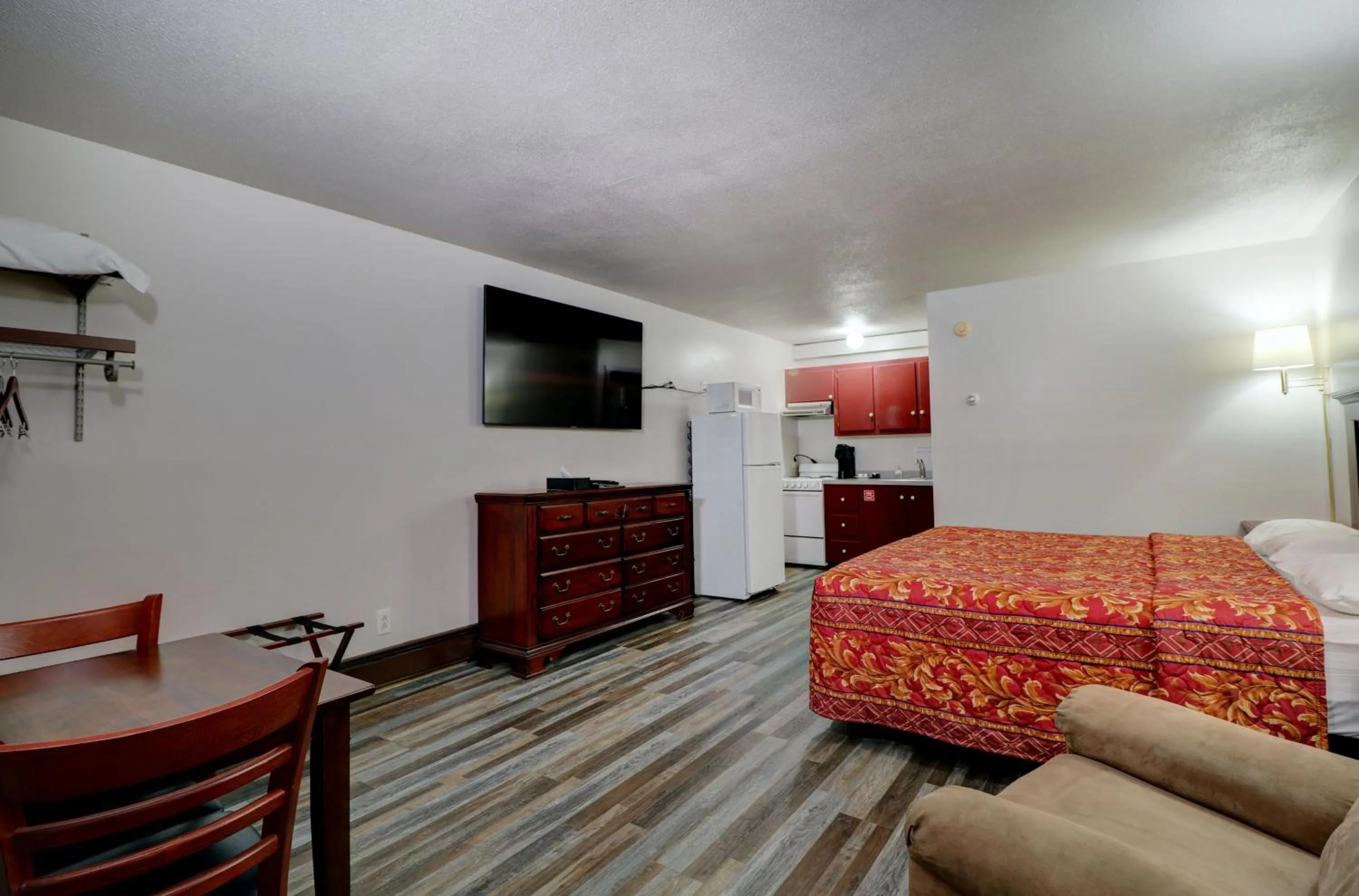 kitchen, Bed in Canaan Motel