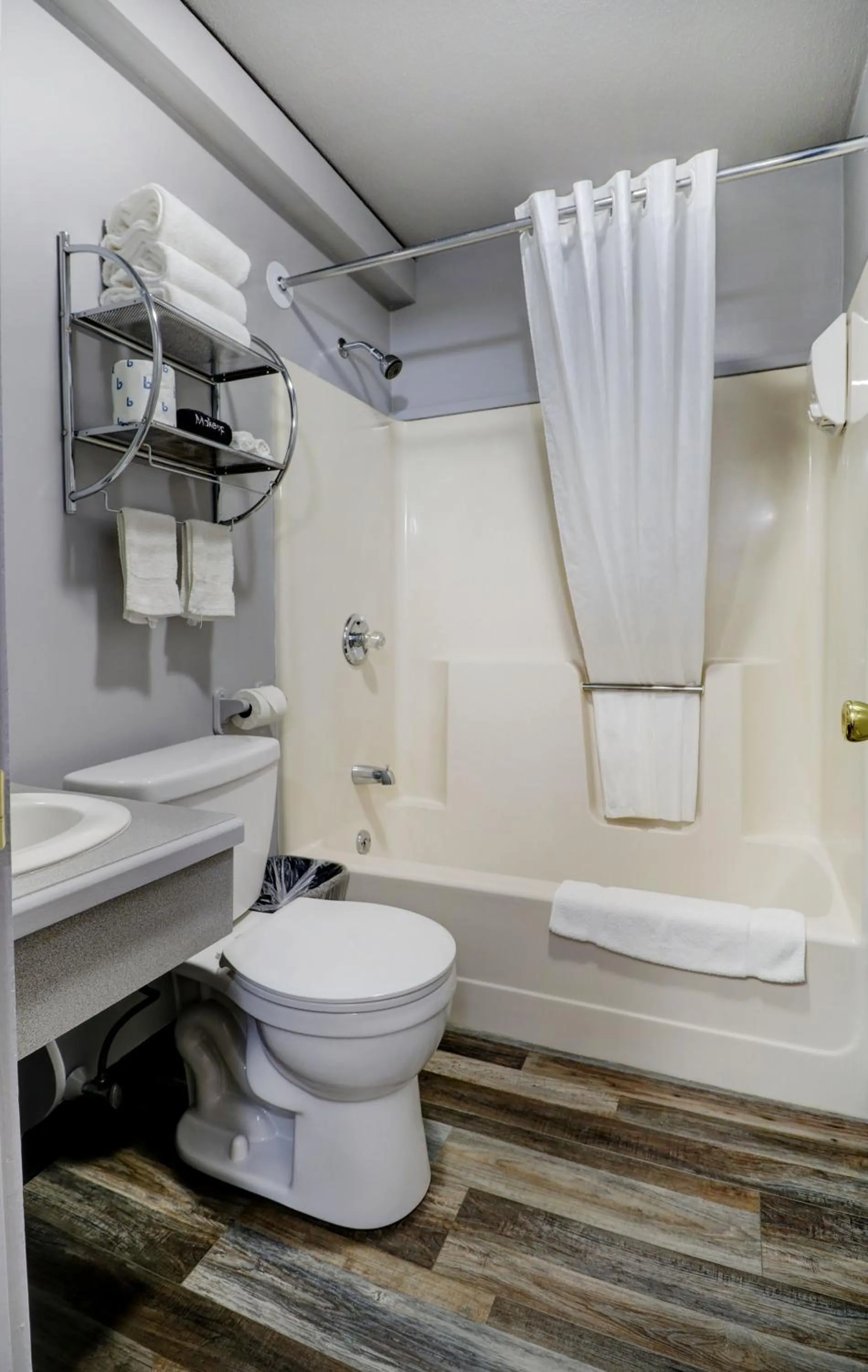 Bathroom in Canaan Motel