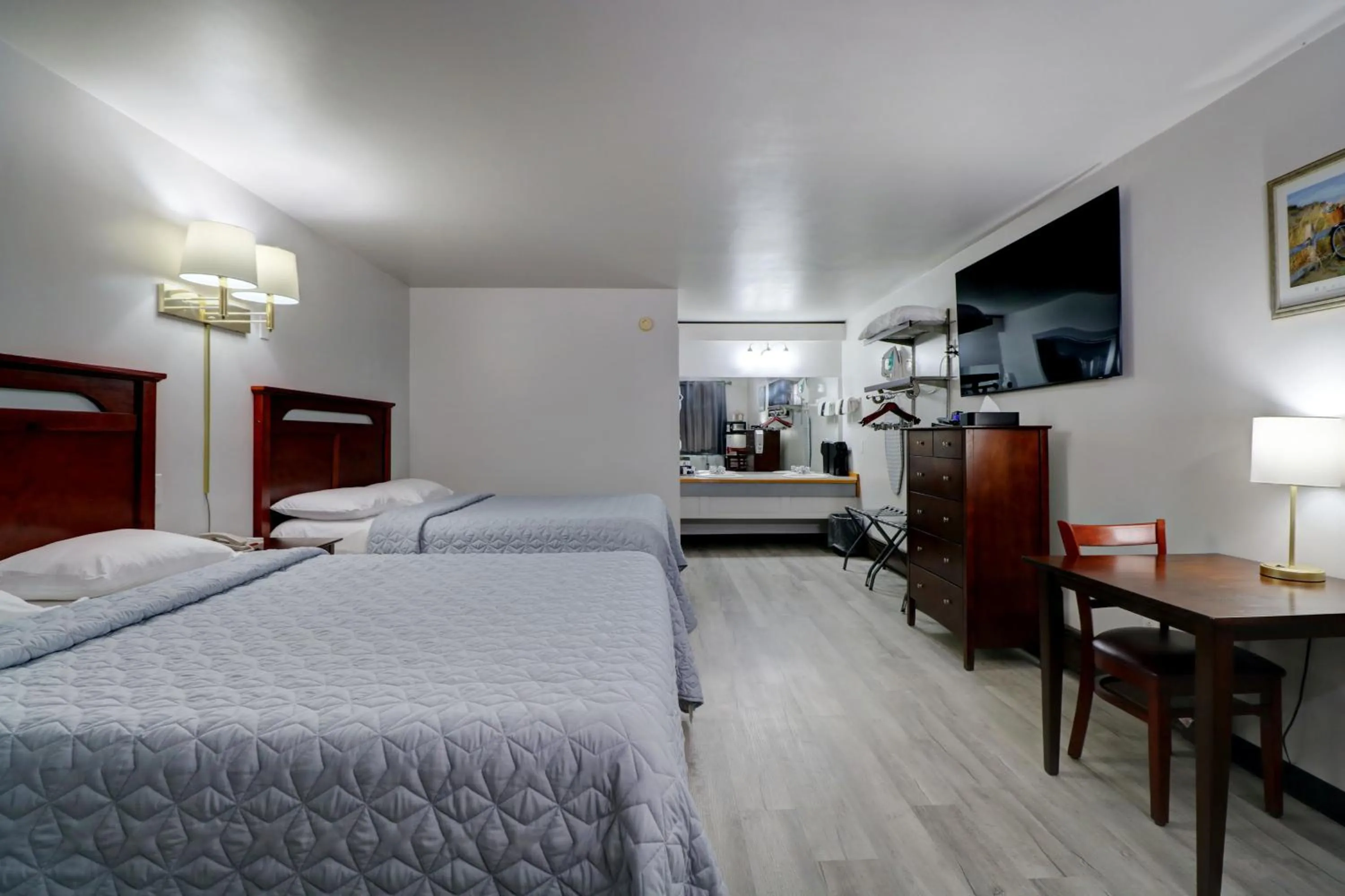 Bedroom, Bed in Canaan Motel