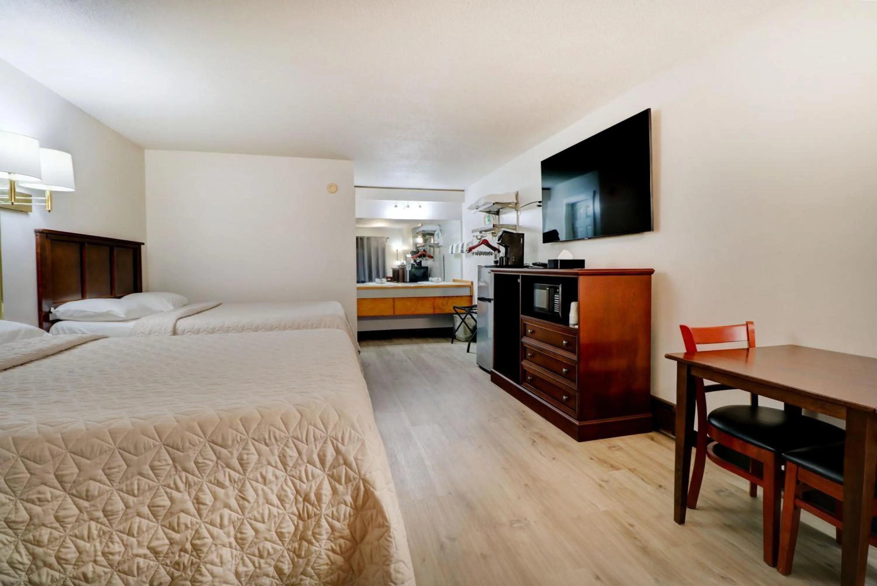 Bedroom, Bed in Canaan Motel