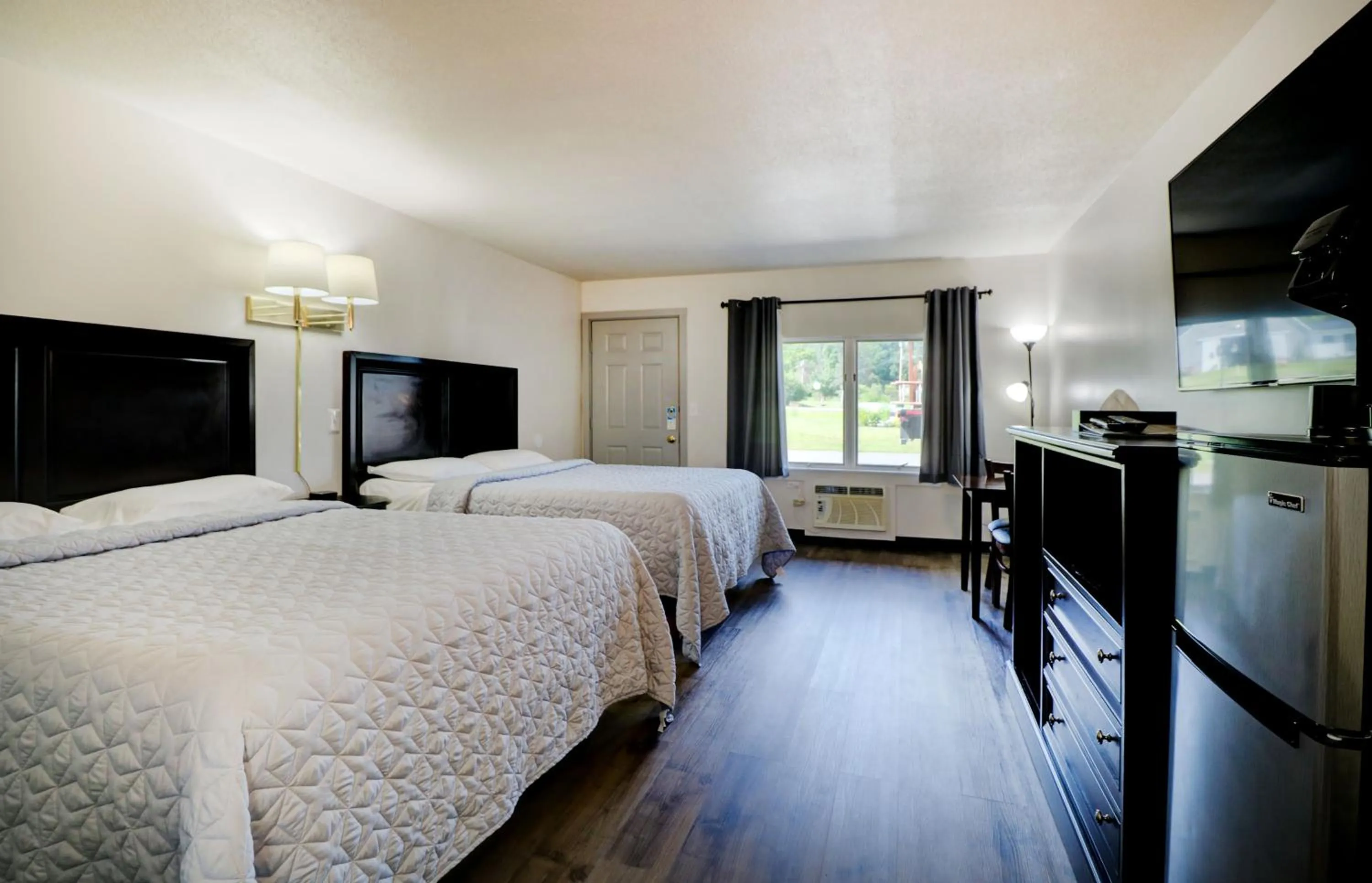 Bedroom, Bed in Canaan Motel