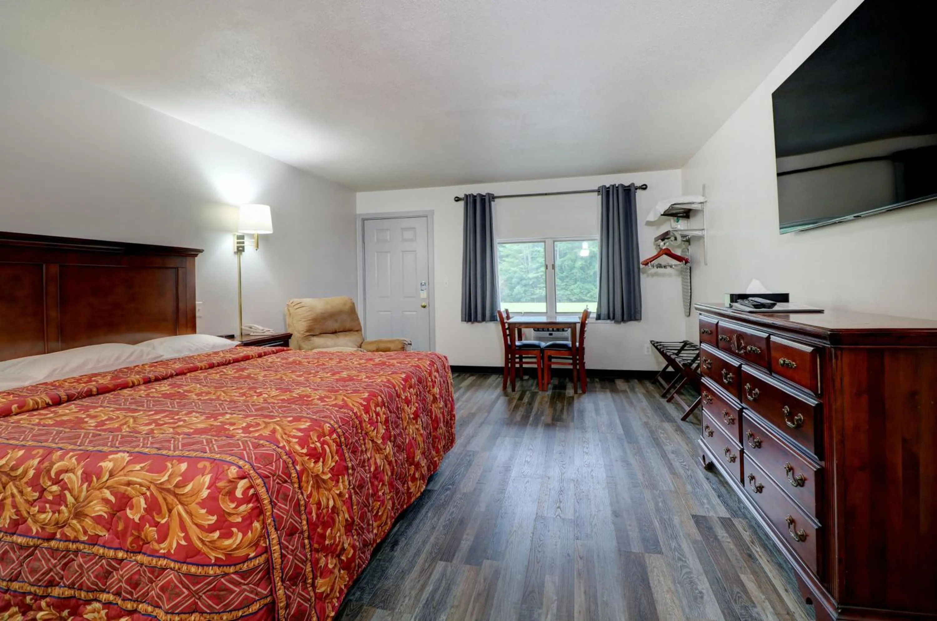 Bedroom, Bed in Canaan Motel