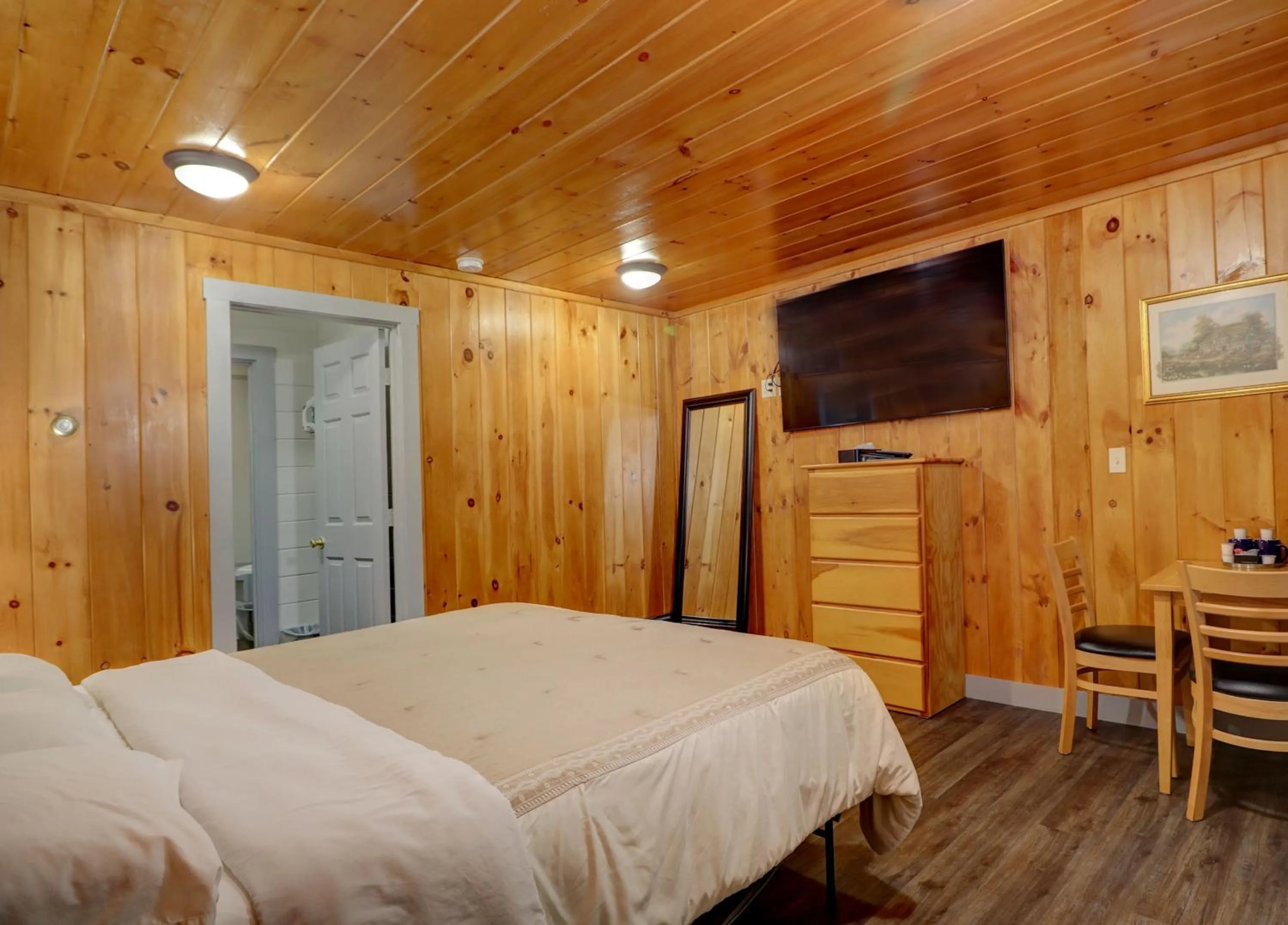 Bedroom, Bed in Canaan Motel
